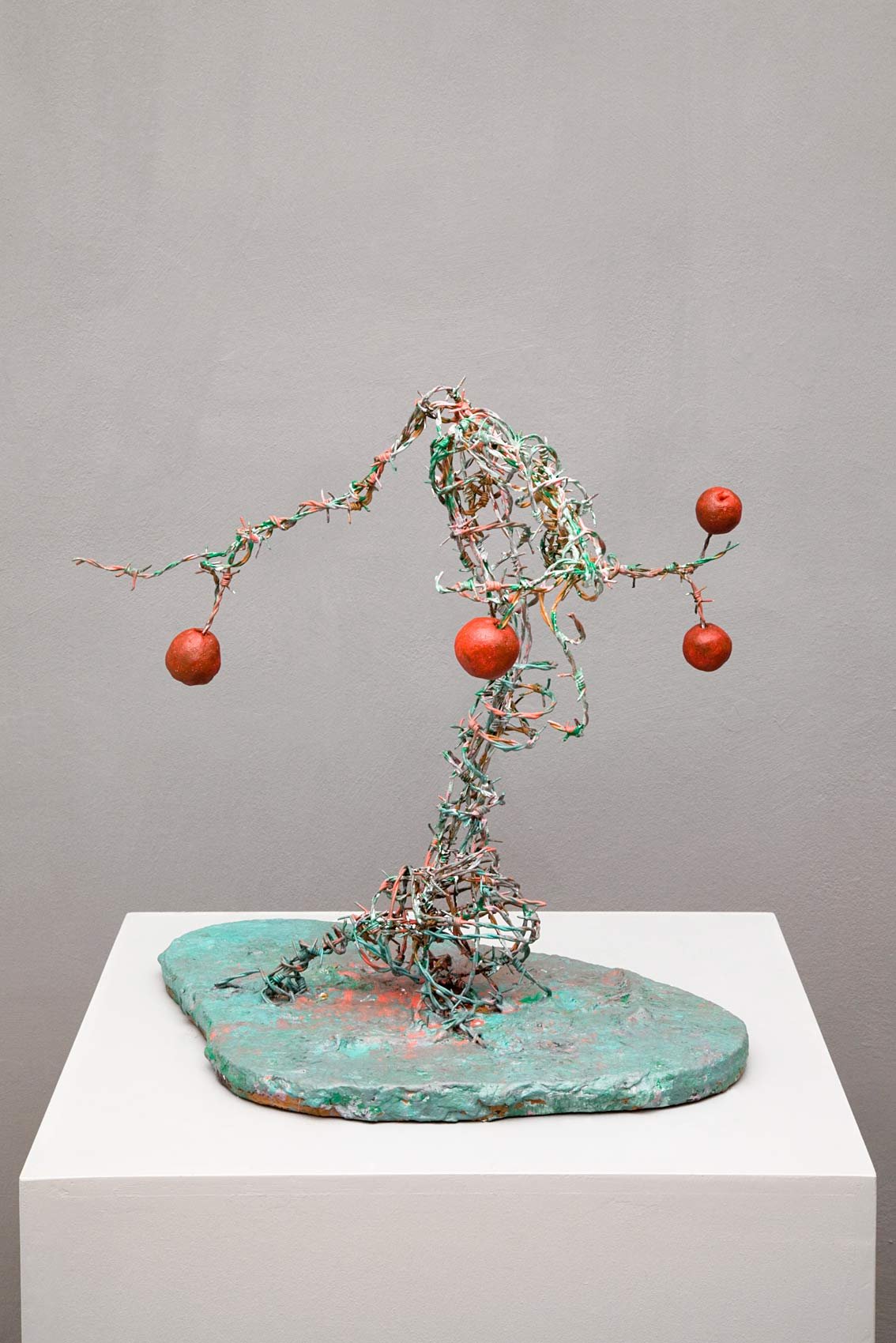 „Apfelbaum“. Stacheldraht, Gips, Spanplatte, Tonmasse, Acrylfarbe. 48 x 47 x 43,5 cm. 2019