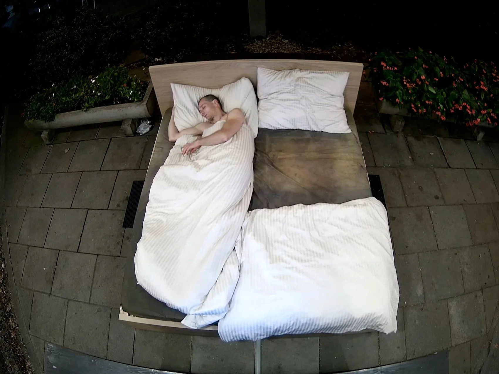 Matthias-Mollner_A-bed_Videostill_212_klein_Web1.jpg