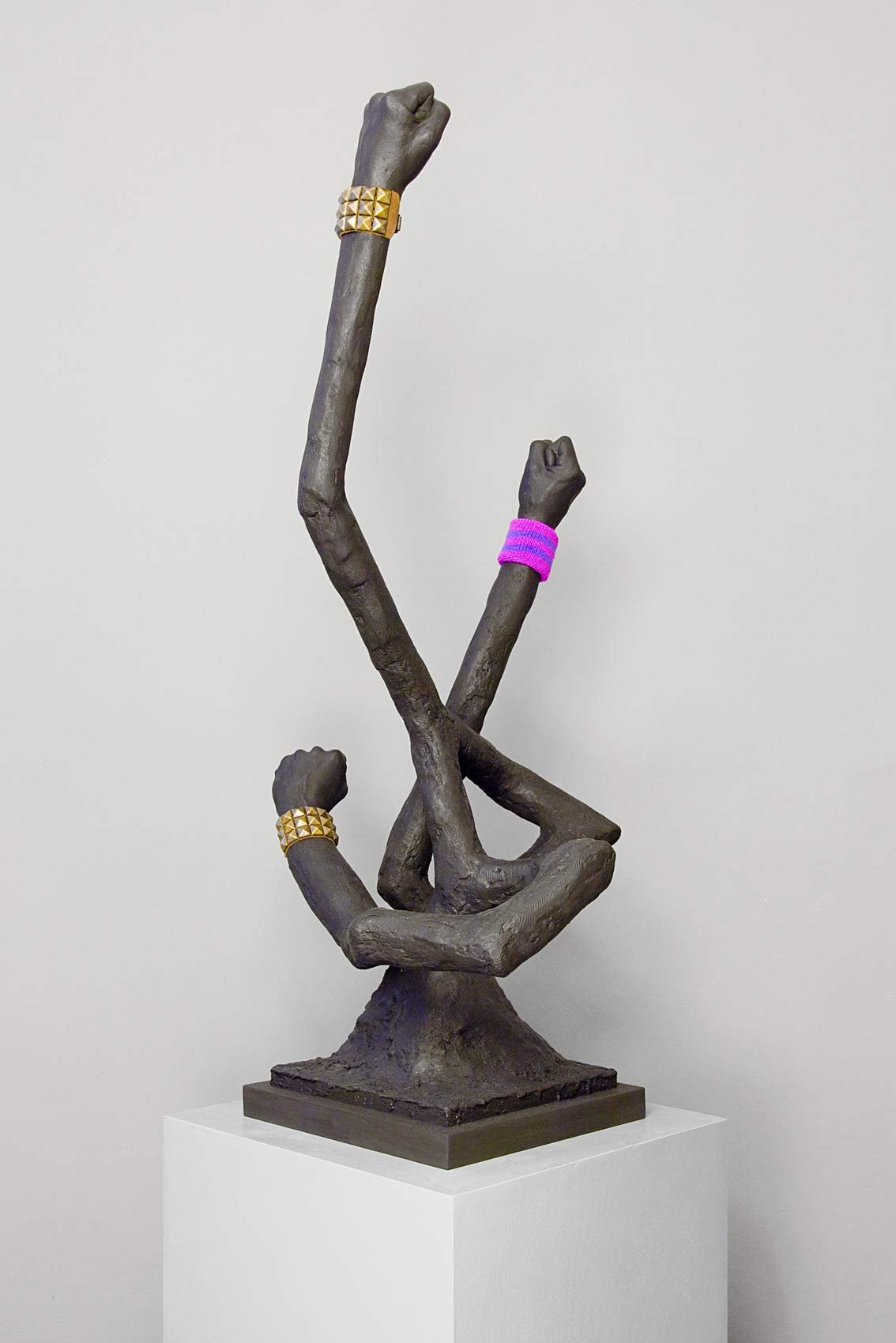 „You, where is your revolution?!“. Gips, Pressspanplatte, Eitempera, Pigment, Lederarmbänder, Schweißband. 120 x 61 x 50 cm. 2018