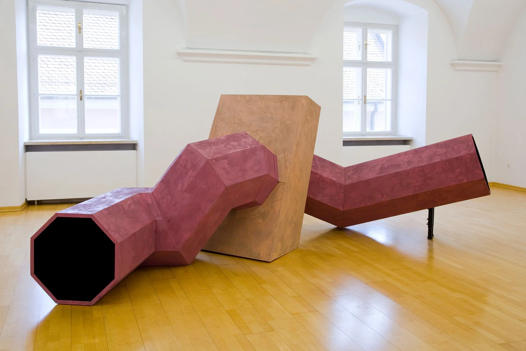 Wurmloch. Holz, Stahl, Acryllack, Sand. 2022. Installationsansicht NÖDOK Sankt Pölten