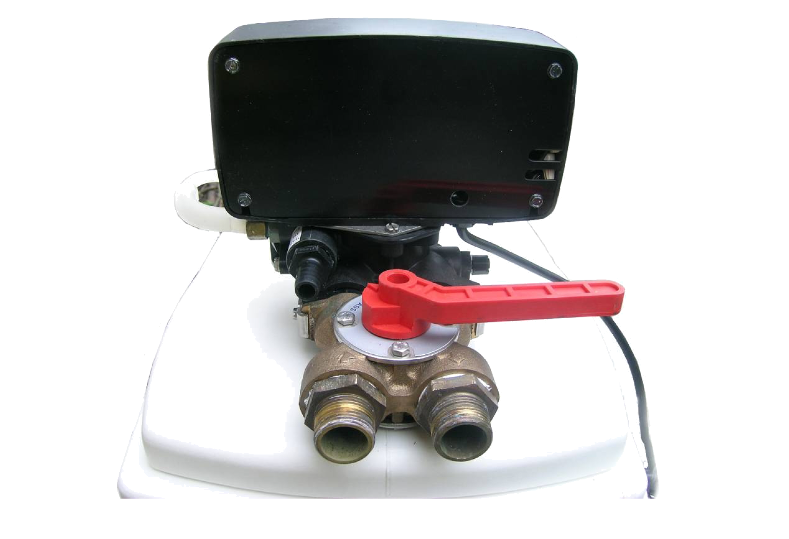Een waterfilter met een elektrische besturing en een rood hendel, geplaatst op een wit oppervlak.