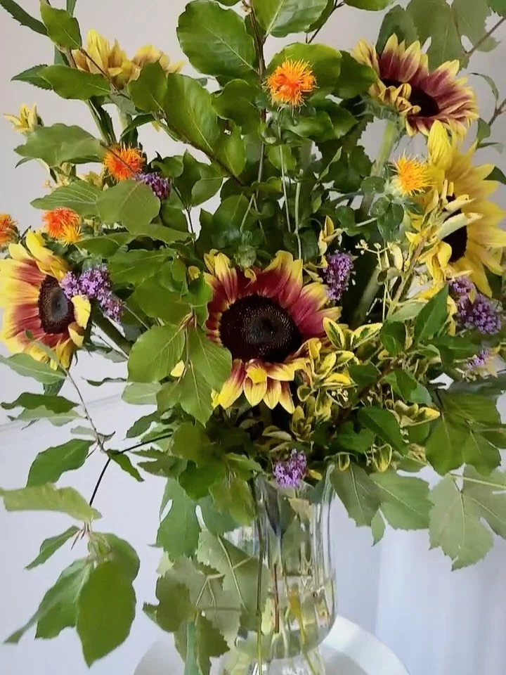 And then, the final flower&hellip; 🌻

One of those arrangements where I could have kept adding forever. 🌿
Full of movement, wildness and magic.

A little bit of summer, gathered into one vase. 🌻#saffronwalden #sunflowerarrangement #naturalfloristr
