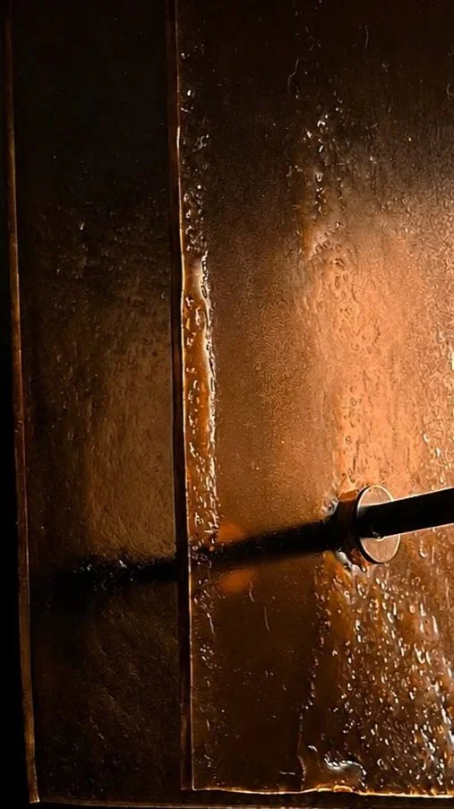 Una padella con del cioccolato fuso e un cucchiaio di legno.