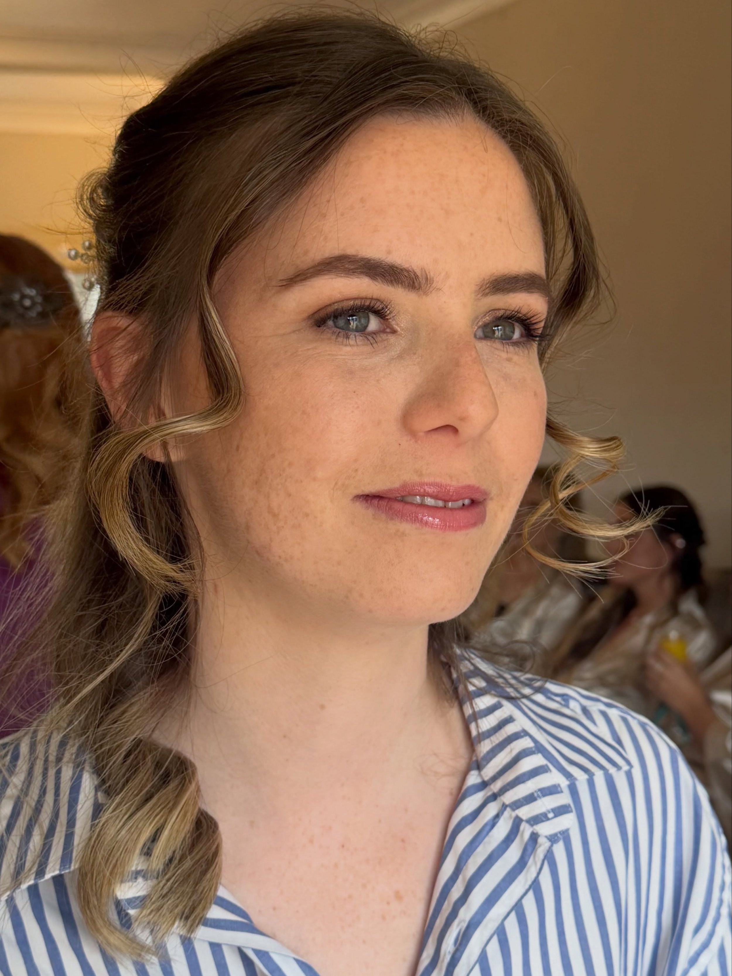 Super natural soft glam ✨

Using the same colour palette on the eyes but softening the skin coverage to create this gorgeous, natural soft glam last weekend, whilst still keeping the bridal party looking seamless 🤍

Hair by @hair_bycourtneyx