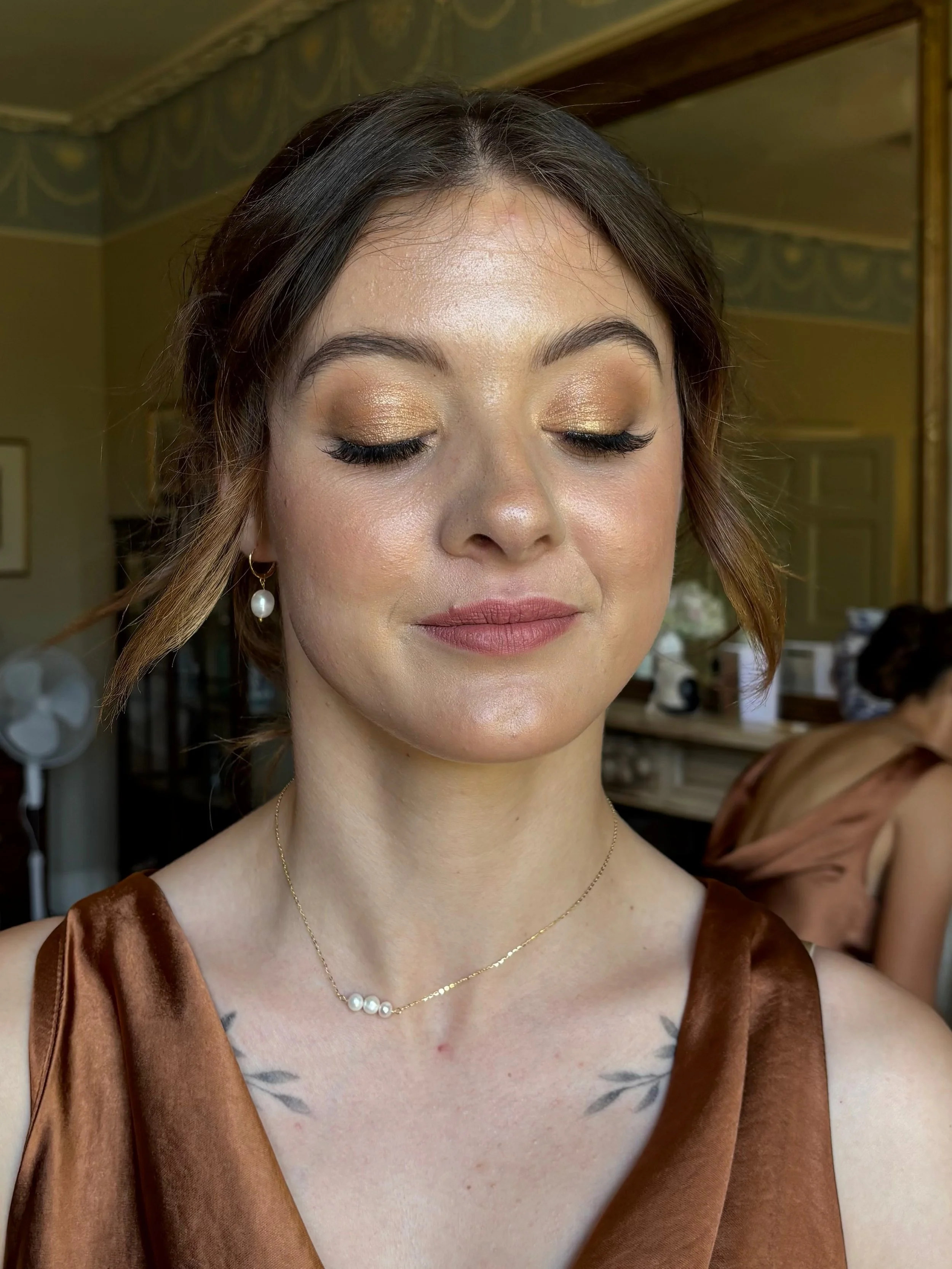 Soft bronze 🤎

Sheer, glowy skin, warm bronze eyes and a soft, neutral lip. The kind of makeup that lets your skin look like skin, with just enough shimmer to catch the light ✨

I&rsquo;ll always love a look that feels effortless but still makes my 