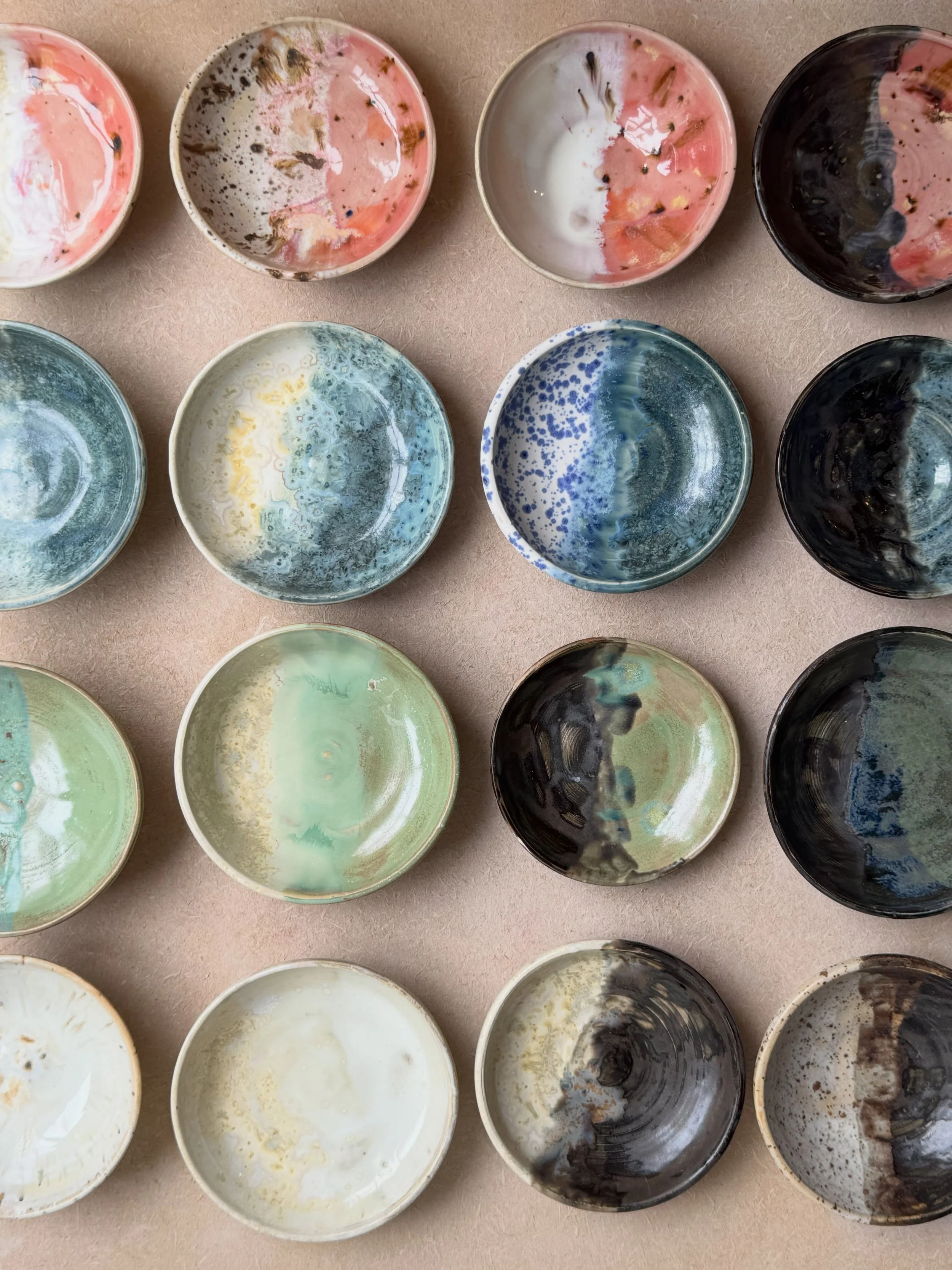 After a major glaze fail that resulted in kiln shelf surgery (I&rsquo;m sorry Bella love you!), I felt like I needed to do right by my dear friend Jenny and make her proud (owner of @urbanartists.sthlm - love you!). 

I was also tired of ugly glaze j