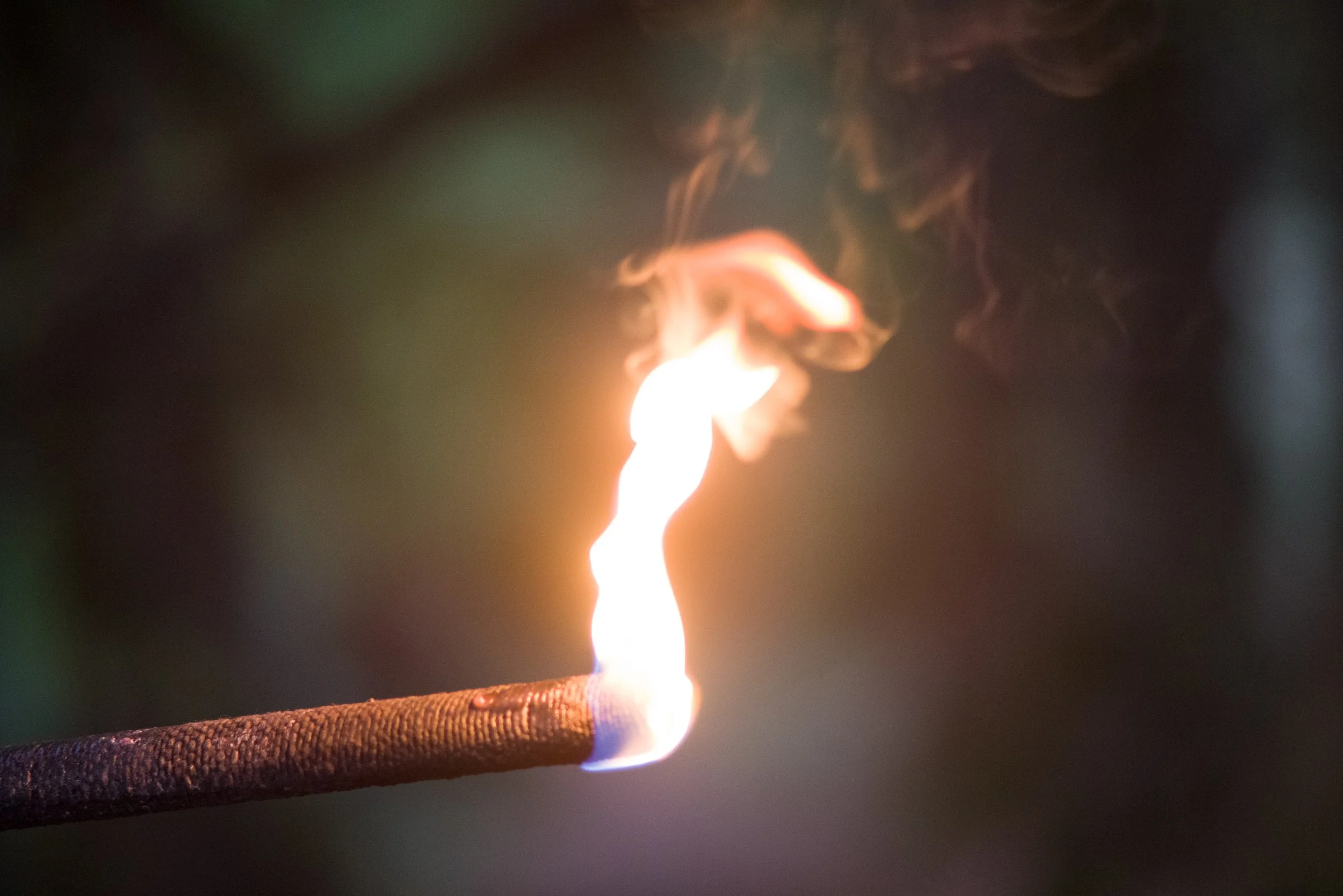 Eine helle Fackel leuchtet in der Dunkelheit