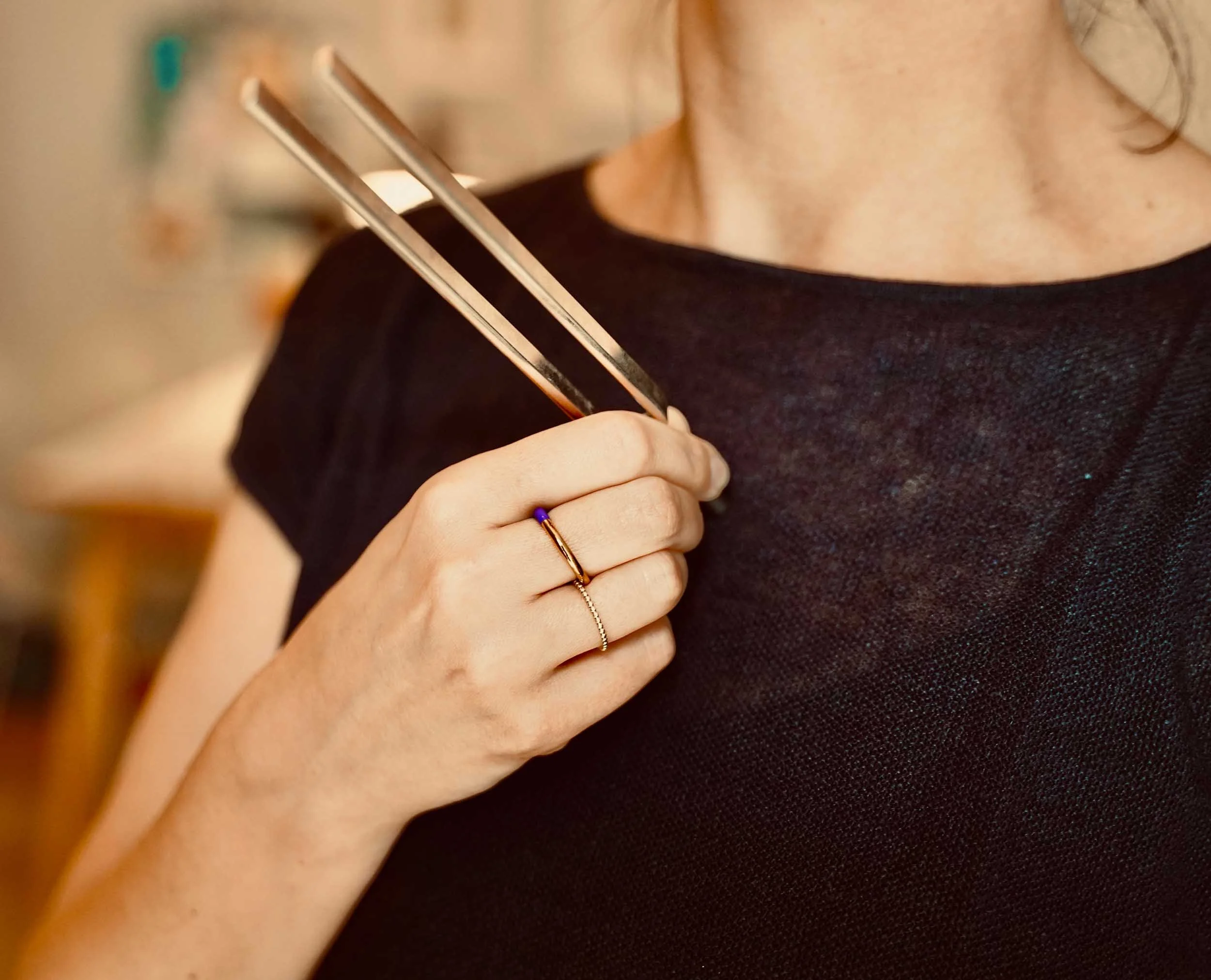 Hand mit Stimmgabel, Stimmtherapie und Gesang für Erwachsene, Logopädische Praxen Köln-Ehrenfeld