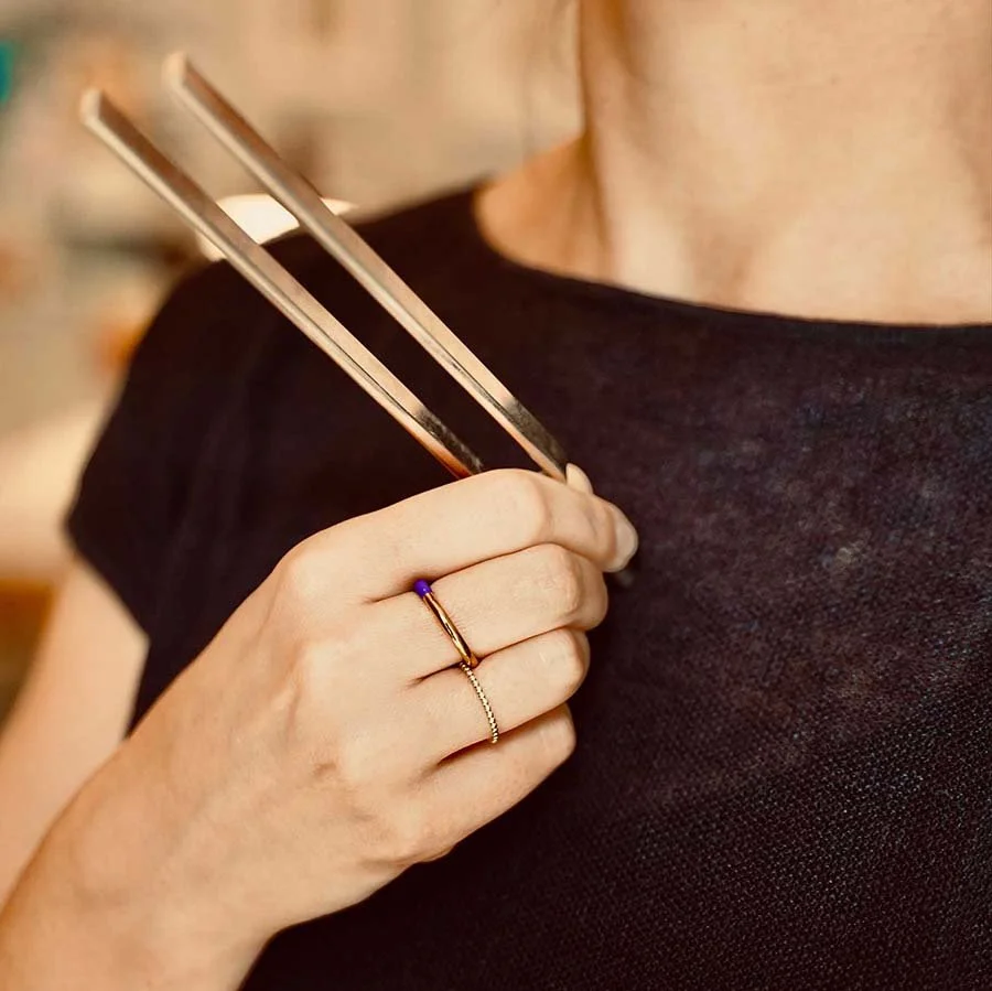 Hand hält eine Stimmgabel, Stimmtherapie für Erwachsene in Köln-Ehrenfeld