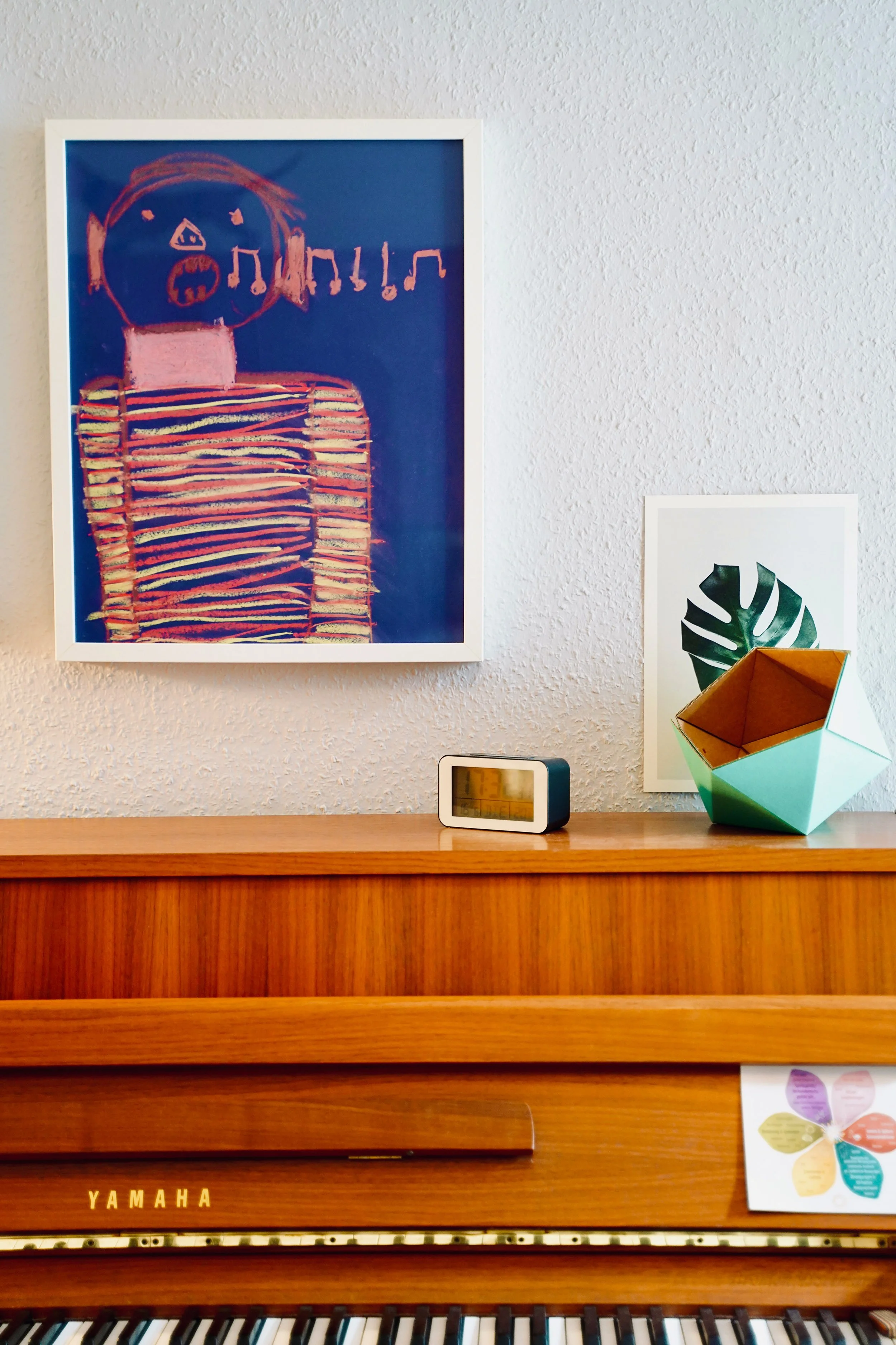 Kinderzeichnung mit Noten über einem Klavier im Therapieraum, Logopädische Praxen Köln-Ehrenfeld
