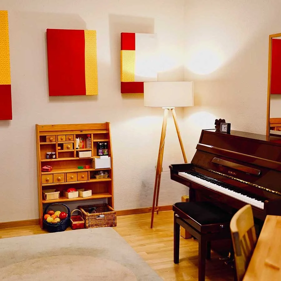 Therapieraum für Kinder mit Spielregal und Klavier, Logopädische Praxen Köln-Ehrenfeld