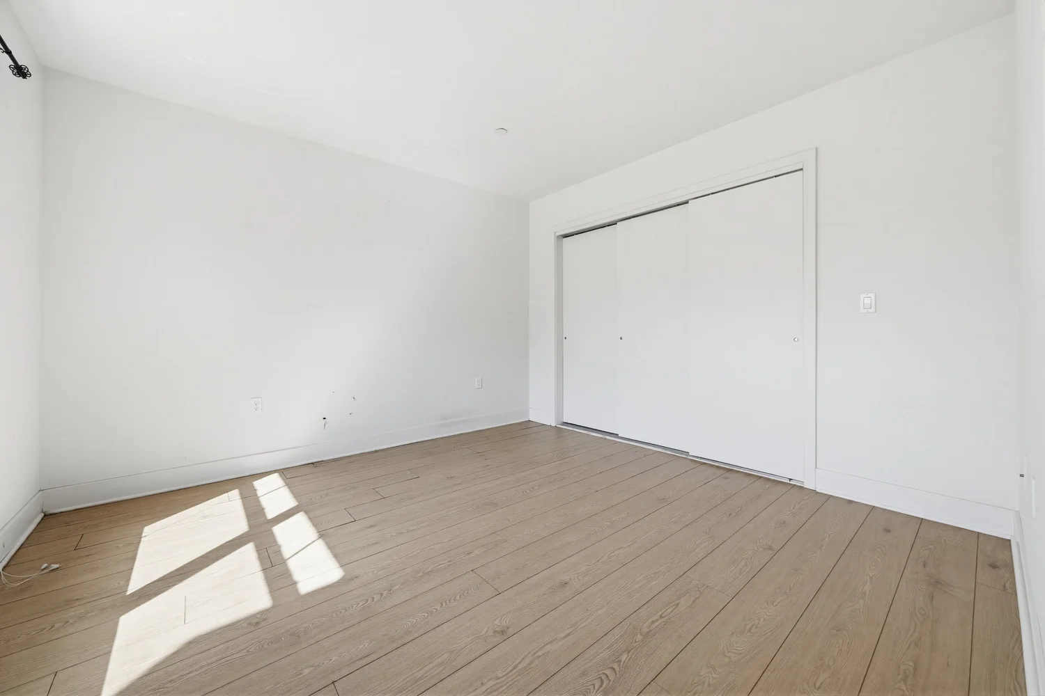 Vacant room before virtual staging