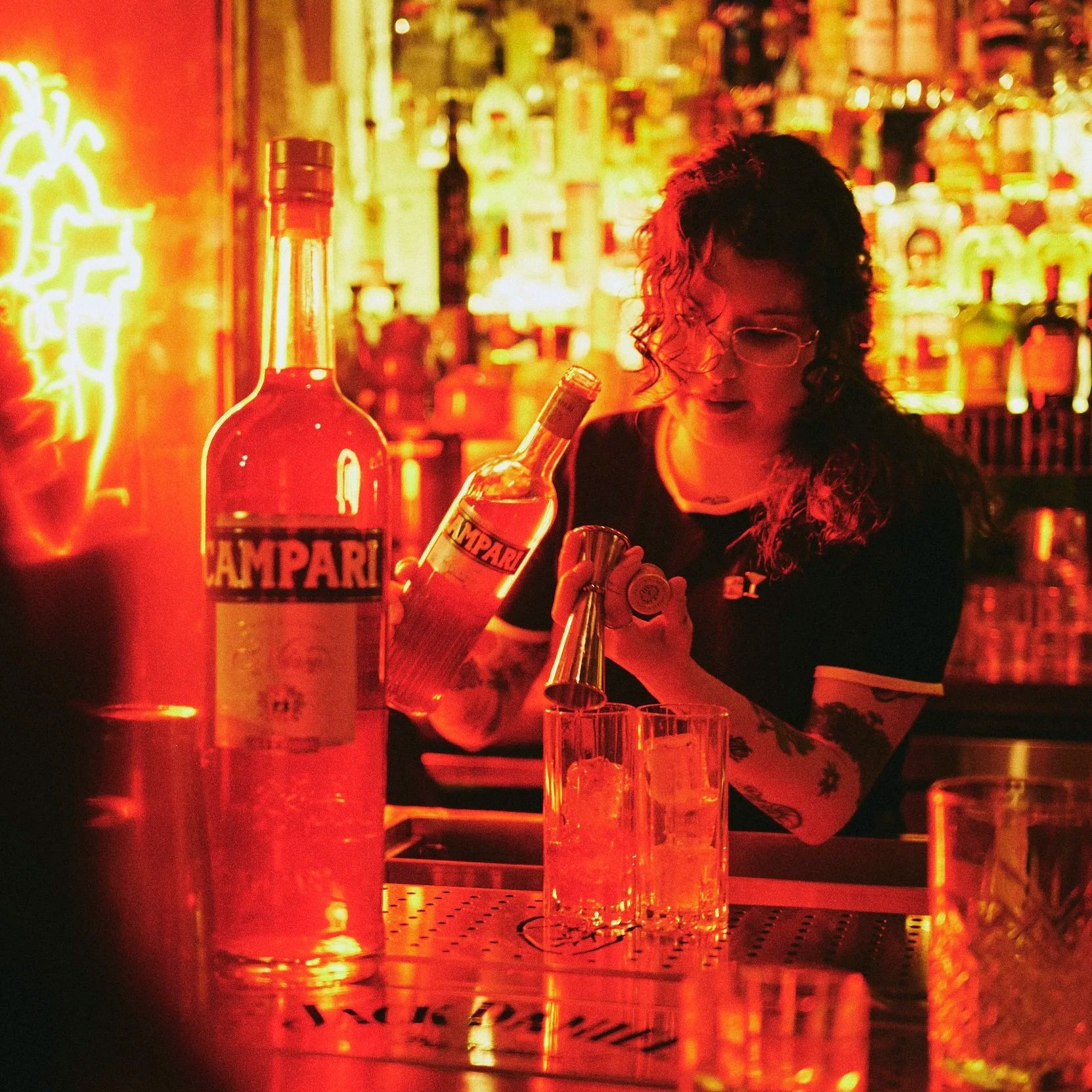 Sofía Araya preparando un cóctel con Campari durante un guest en Bar La Providencia