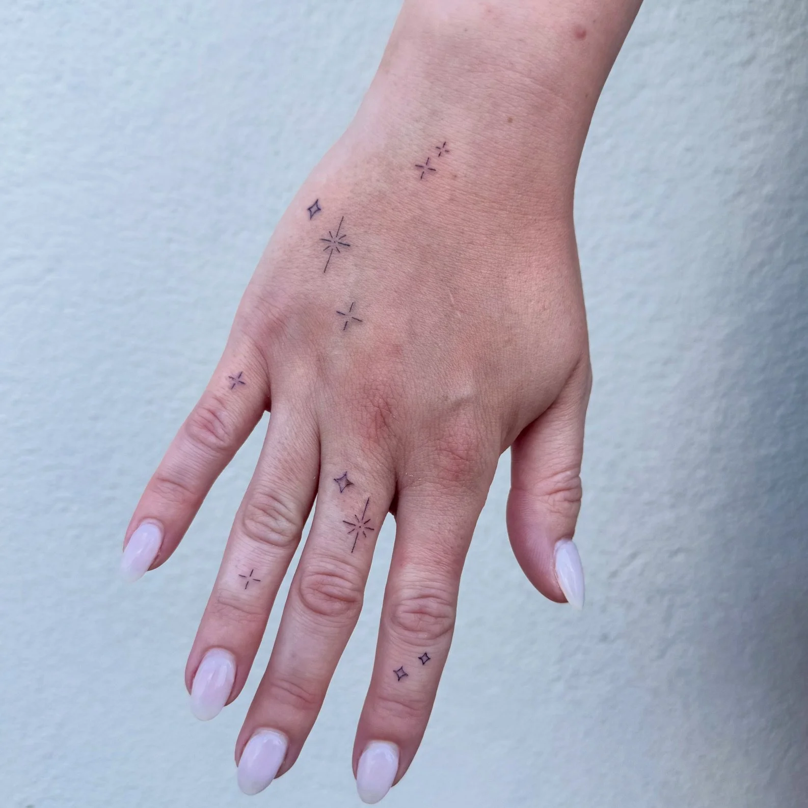 madison‑davenport‑minimalist‑fine‑line‑hand‑tattoo-handsome-devil-saddle-brook-bergen-county-nj.jpeg