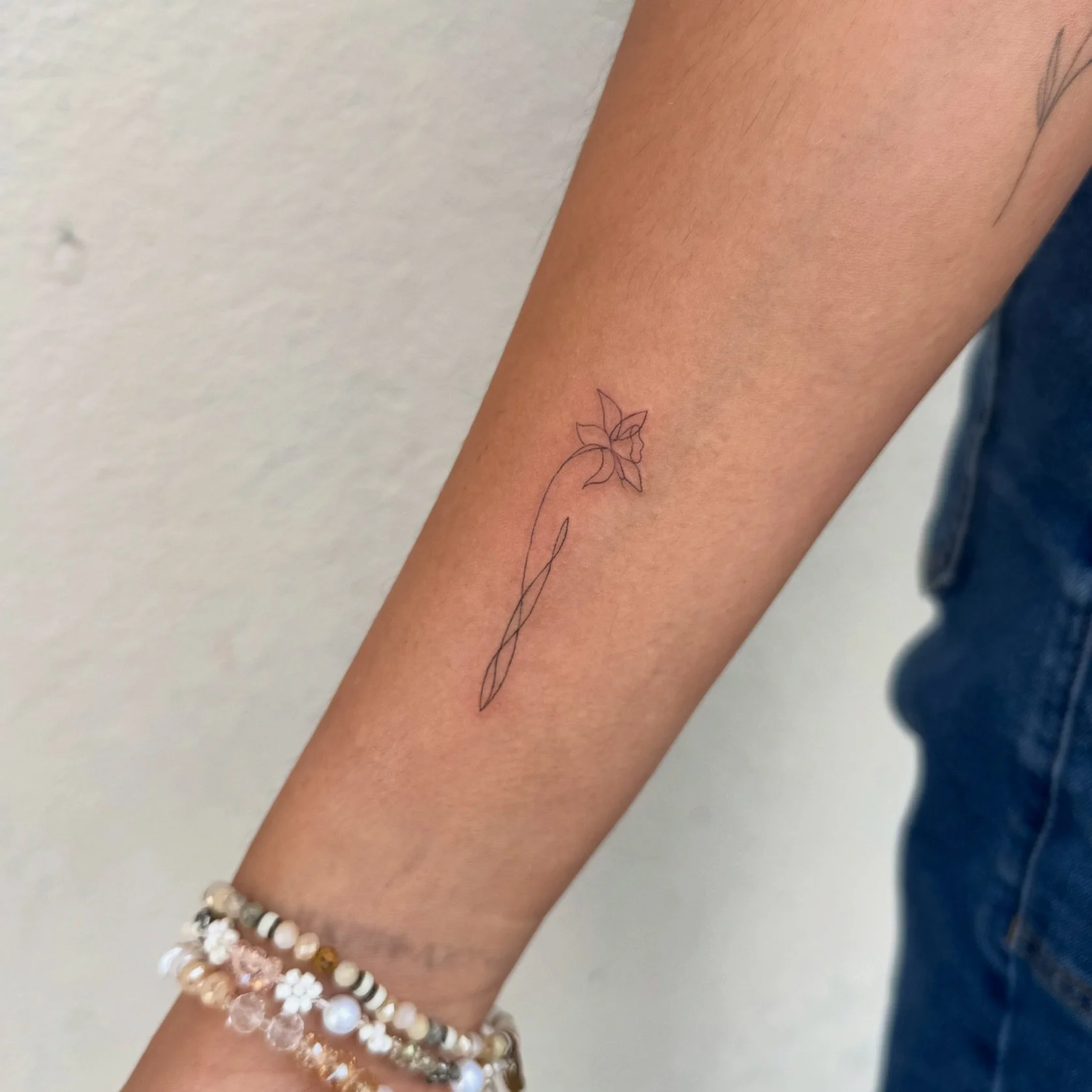madison‑davenport‑minimalist‑fine‑line‑flower‑tattoo-handsome-devil-saddle-brook-bergen-county-nj.jpeg