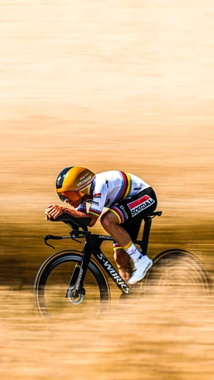 Baanwielrenner in aerodynamische houding tijdens een tijdrit op een tijdritfiets.