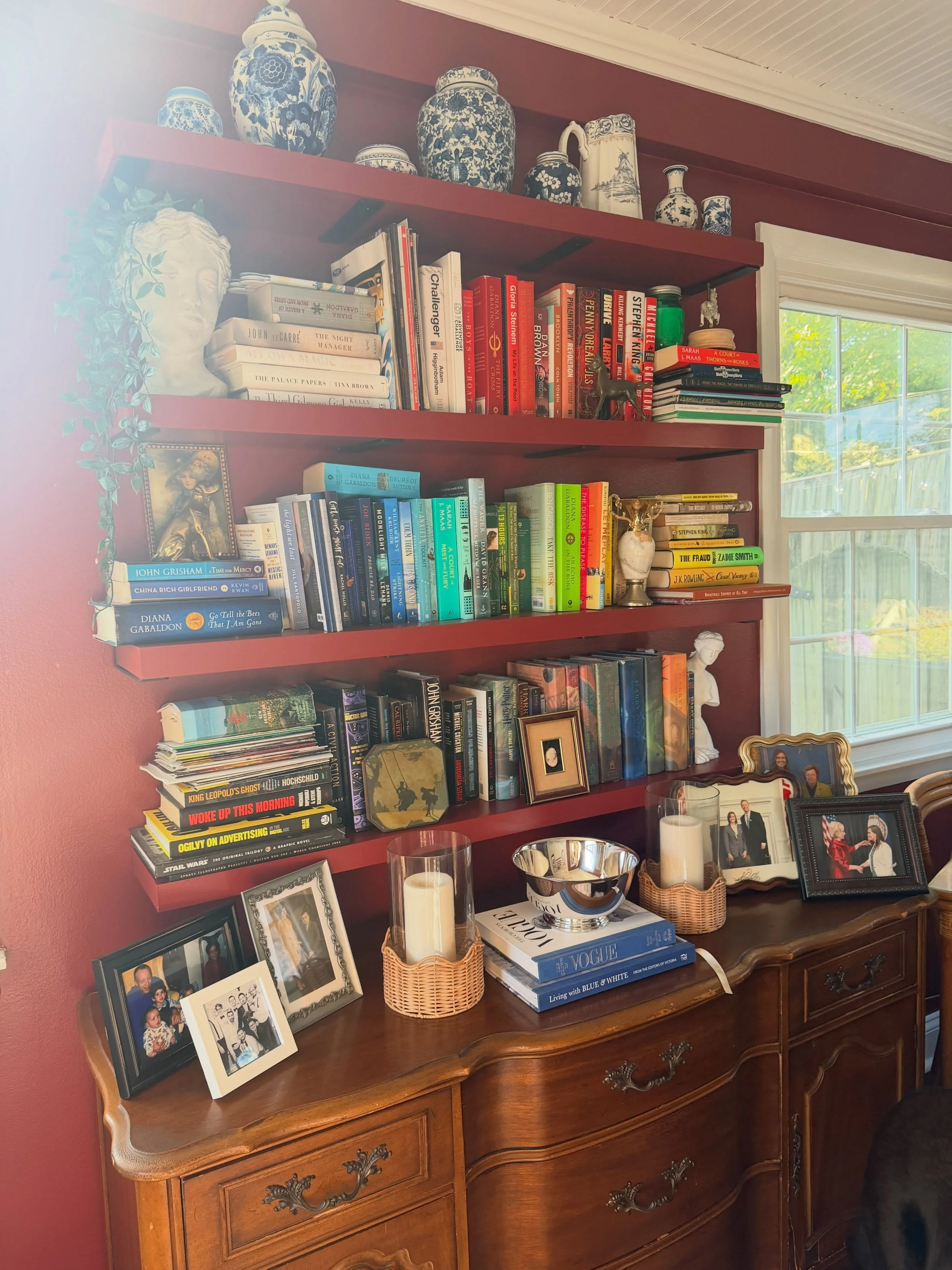 The morning sun peaking in! Need help styling a bookshelf, check out our link in our bio. #dmvinteriordesigner #dmvinteriordecorator #dmvinteriorstylist #bookshelfstyling
