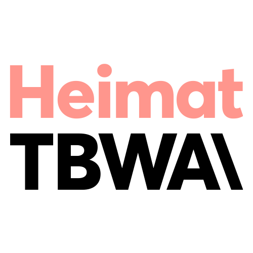 Das Wort 'Heimat' in großen, rosafarbenen Buchstaben auf schwarzem Hintergrund.