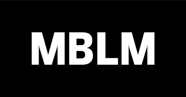 Weißer Text 'MBLM' auf schwarzem Hintergrund.
