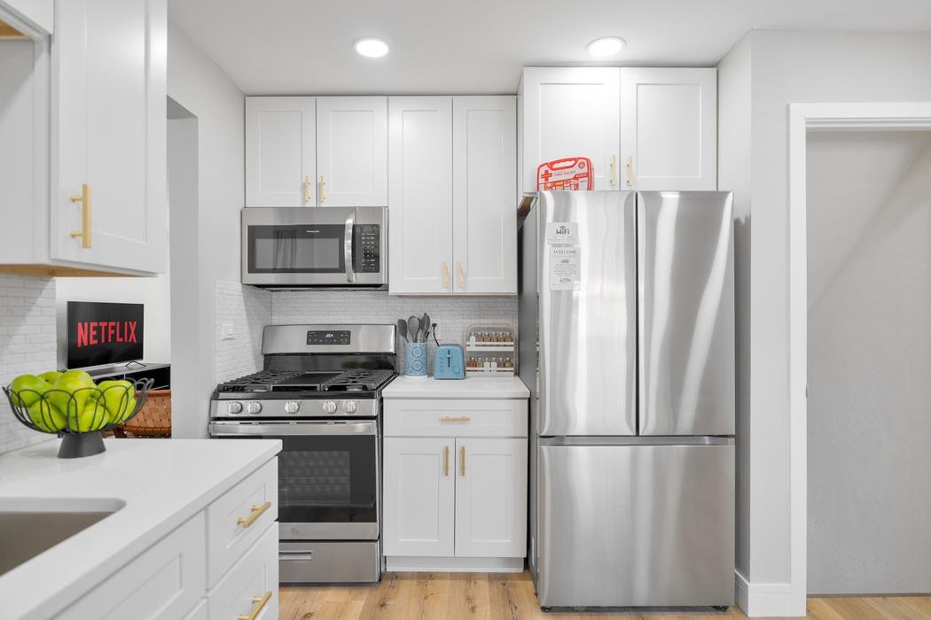08-kitchen-range-fridge.jpg