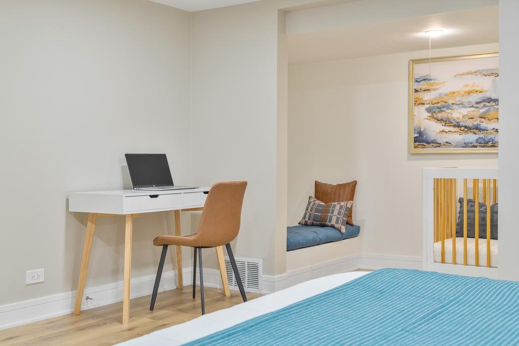 11-bedroom1-desk-window-seat.jpg