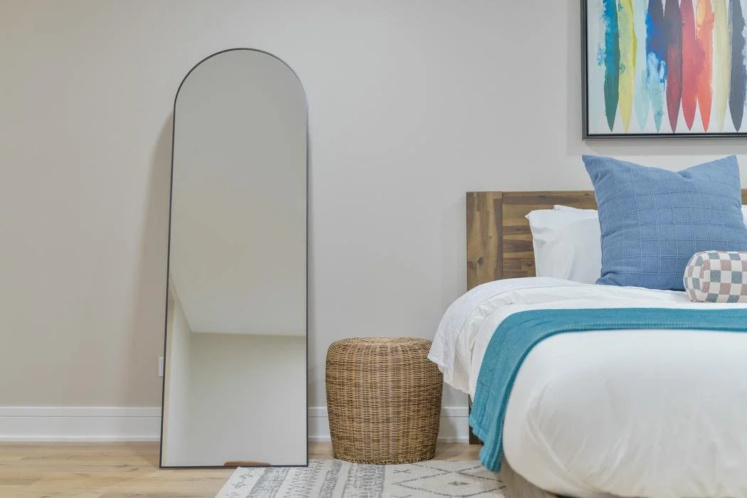 15-bedroom3-mirror.jpg