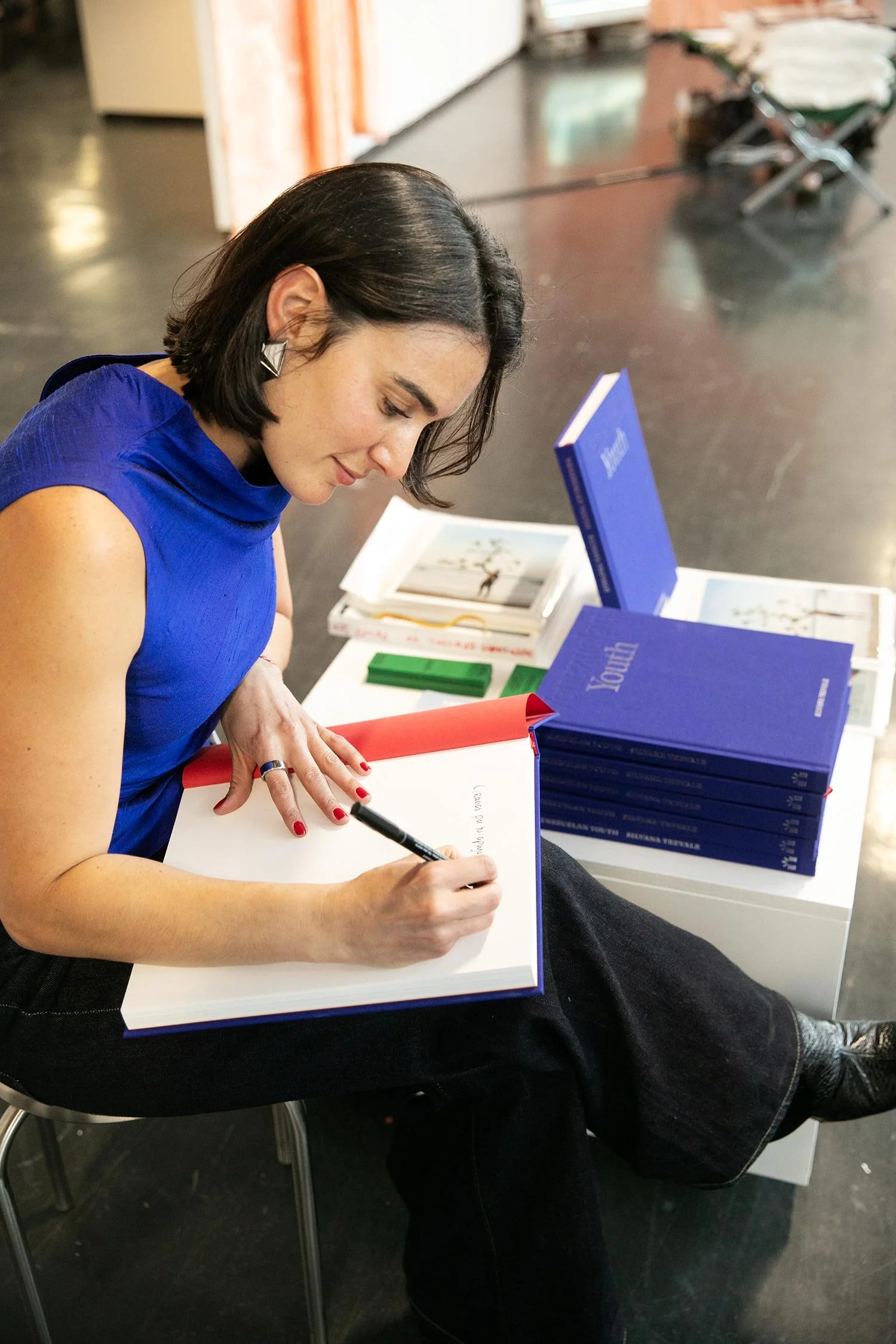 gabi-torres-artist-signing-book-2351.jpg