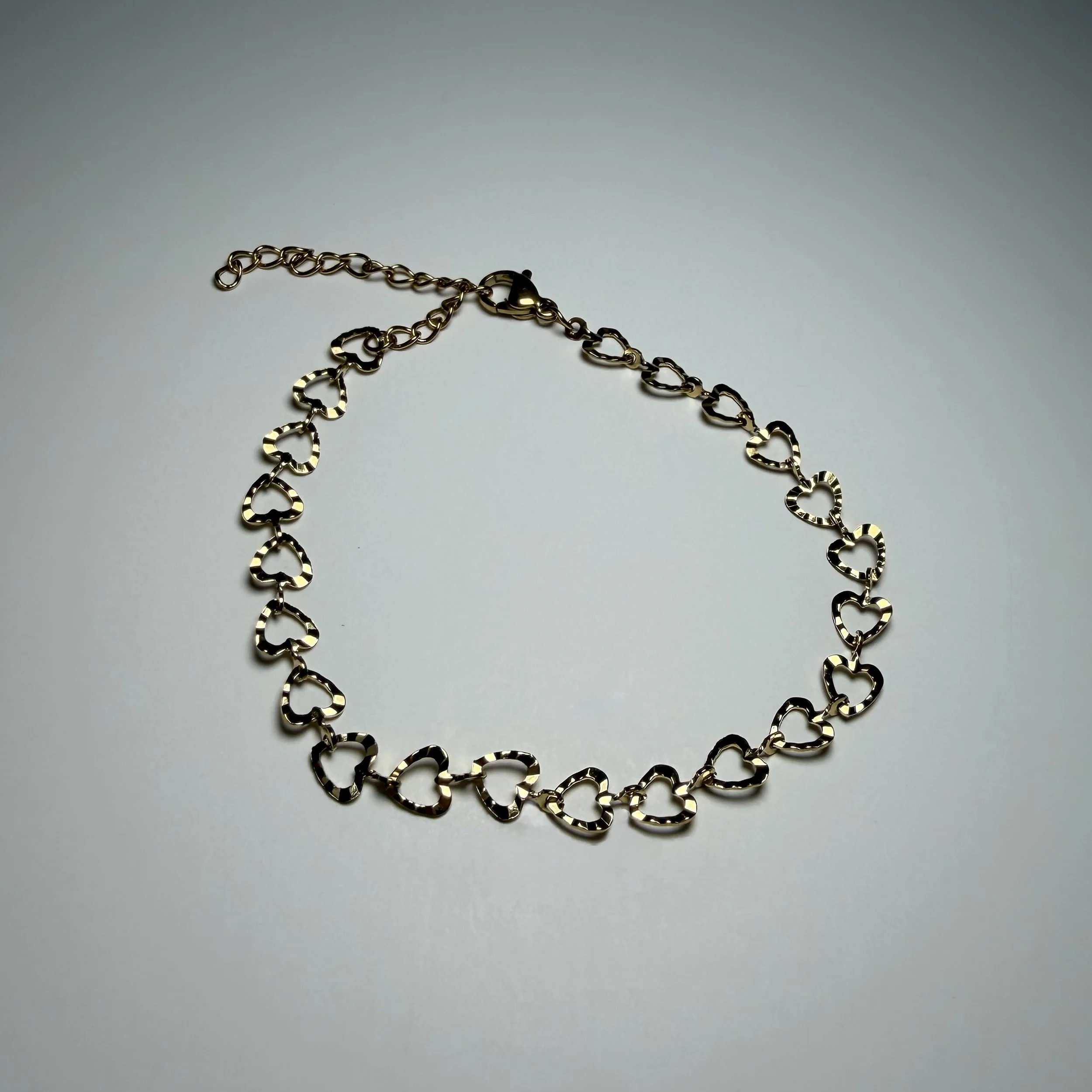 Hammered hearts Golden bracelet