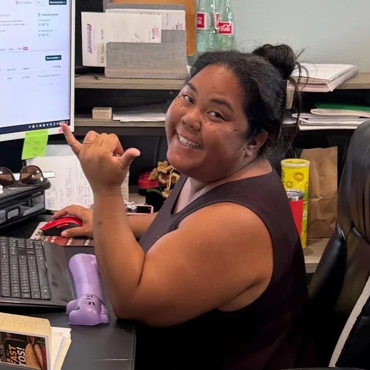 Akamai office team member sharing a shaka.