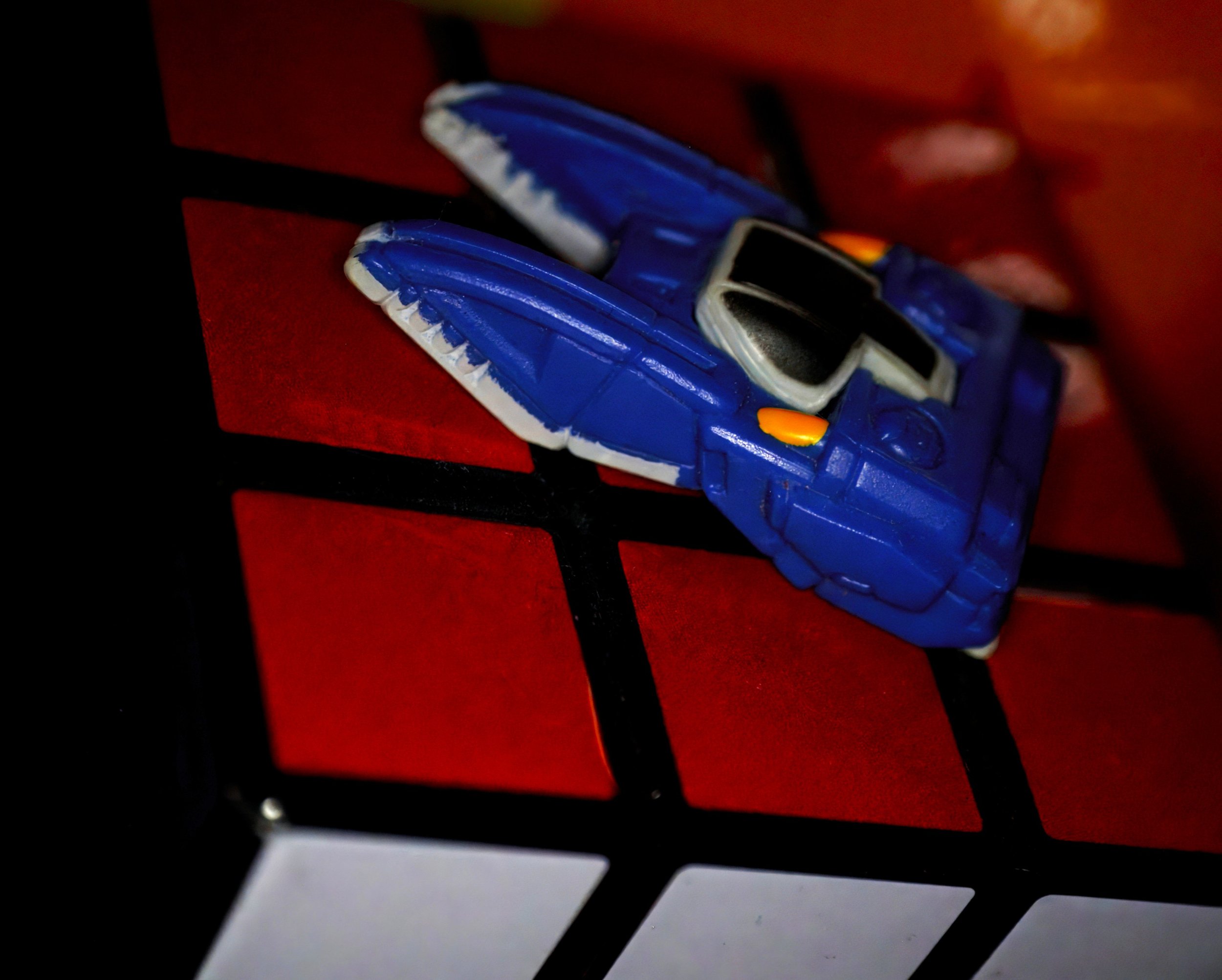 Gundam-Ship-On-Rubiks-Cube2.jpeg