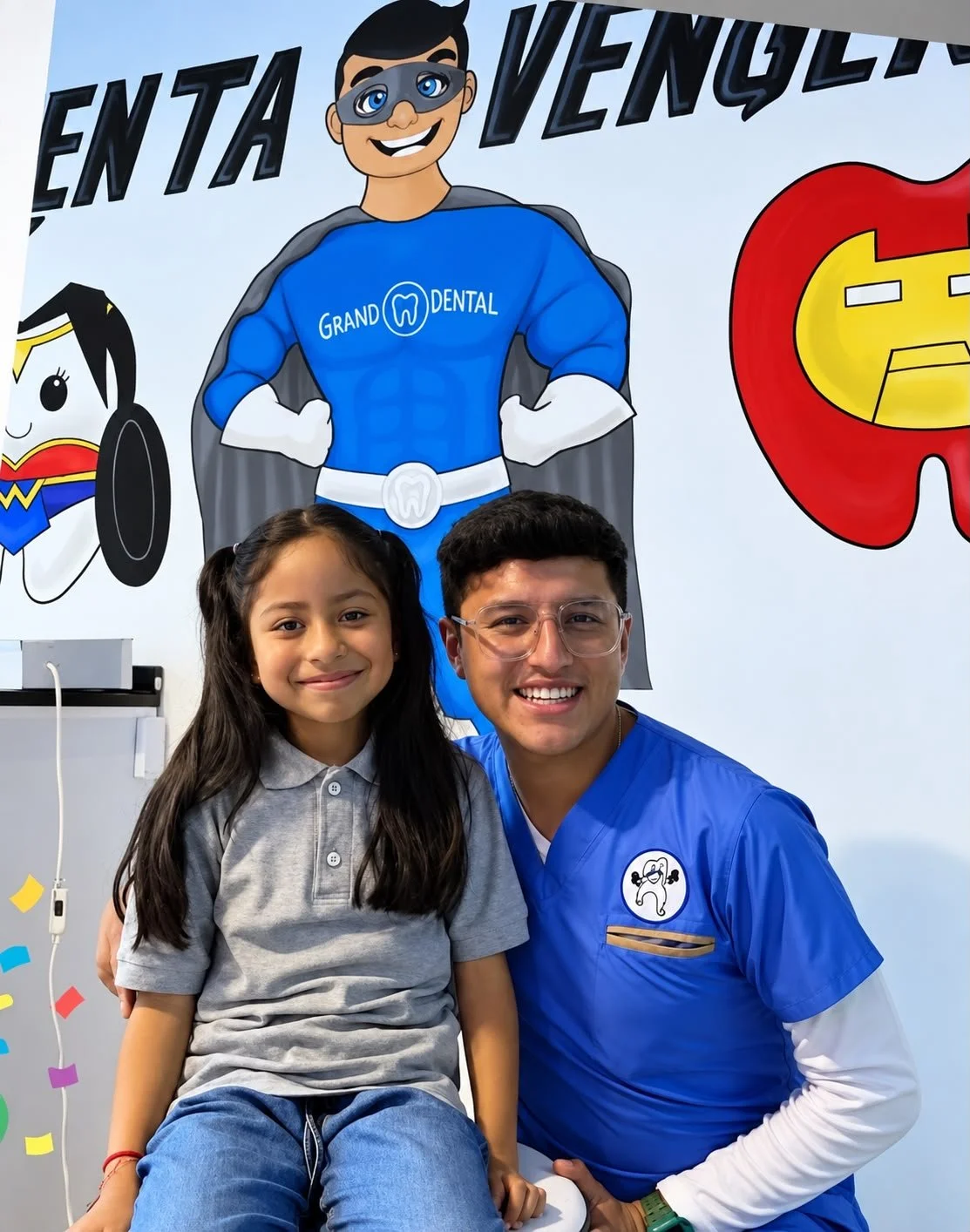 Un niño y un profesional de odontología en una clínica dental, con ilustraciones de personajes de cómic en el fondo.