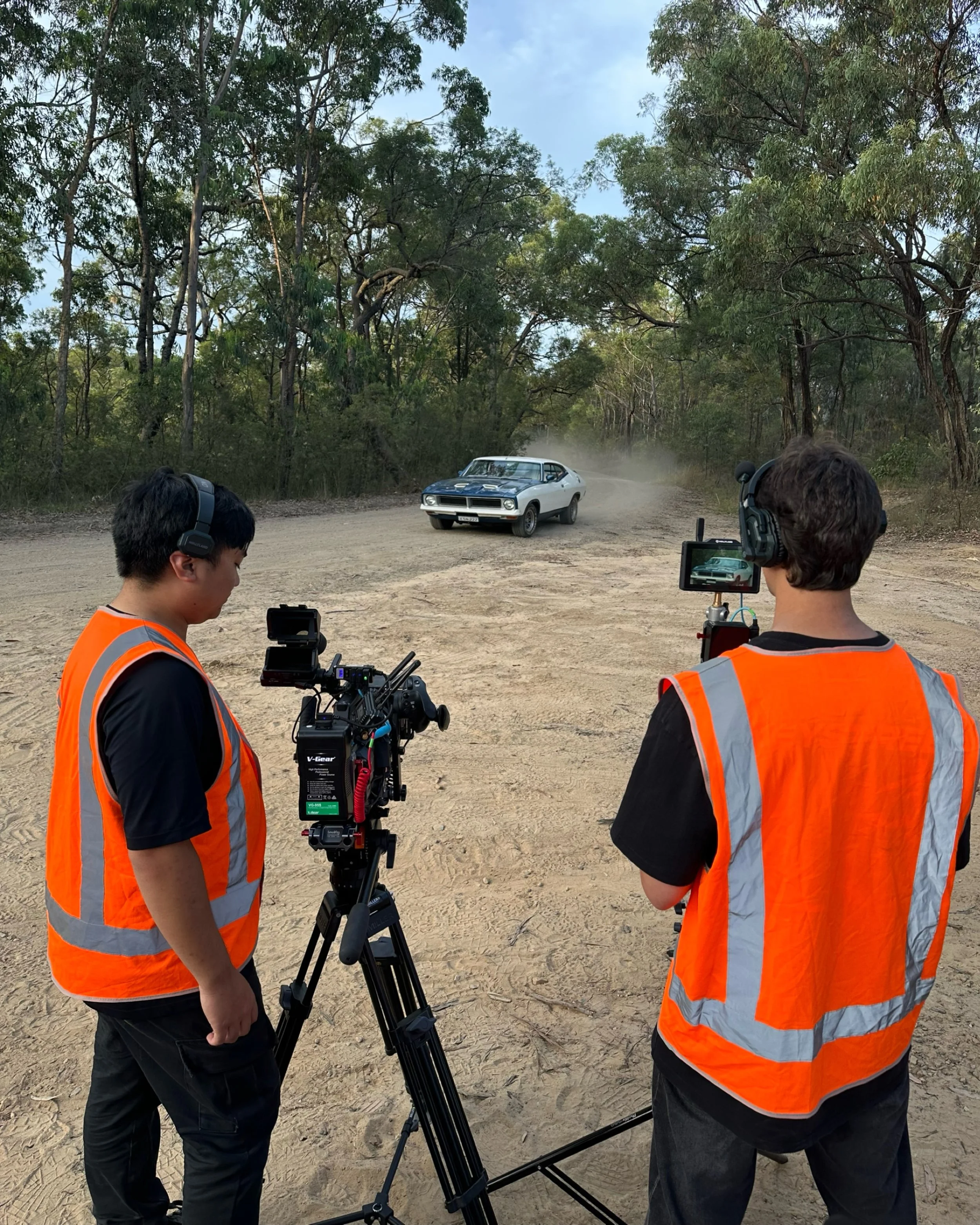 Behind the scenes of @lomleianna_ music video &lsquo;A LONG Day&rsquo;💛👢🧳🦺

Director: Me🙋🏽&zwj;♀️ @yasminelboz.film
Assistant Director: Jessie Relva
Producer: @tgvsocial
DOP: @ezeeuy.mp4
1st AC: @julian_spano
2nd AC: @angel.faith._
Gaffer: @est