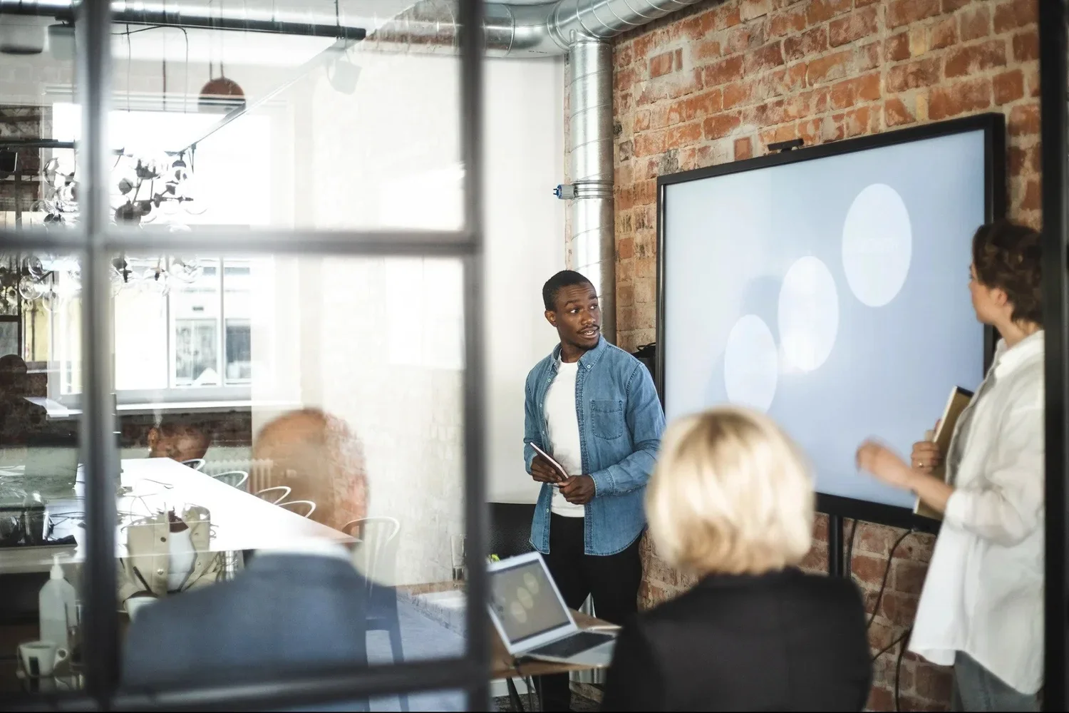 How to Harness the Power of Authentic Storytelling to Become a More Effective and Inspiring Leader