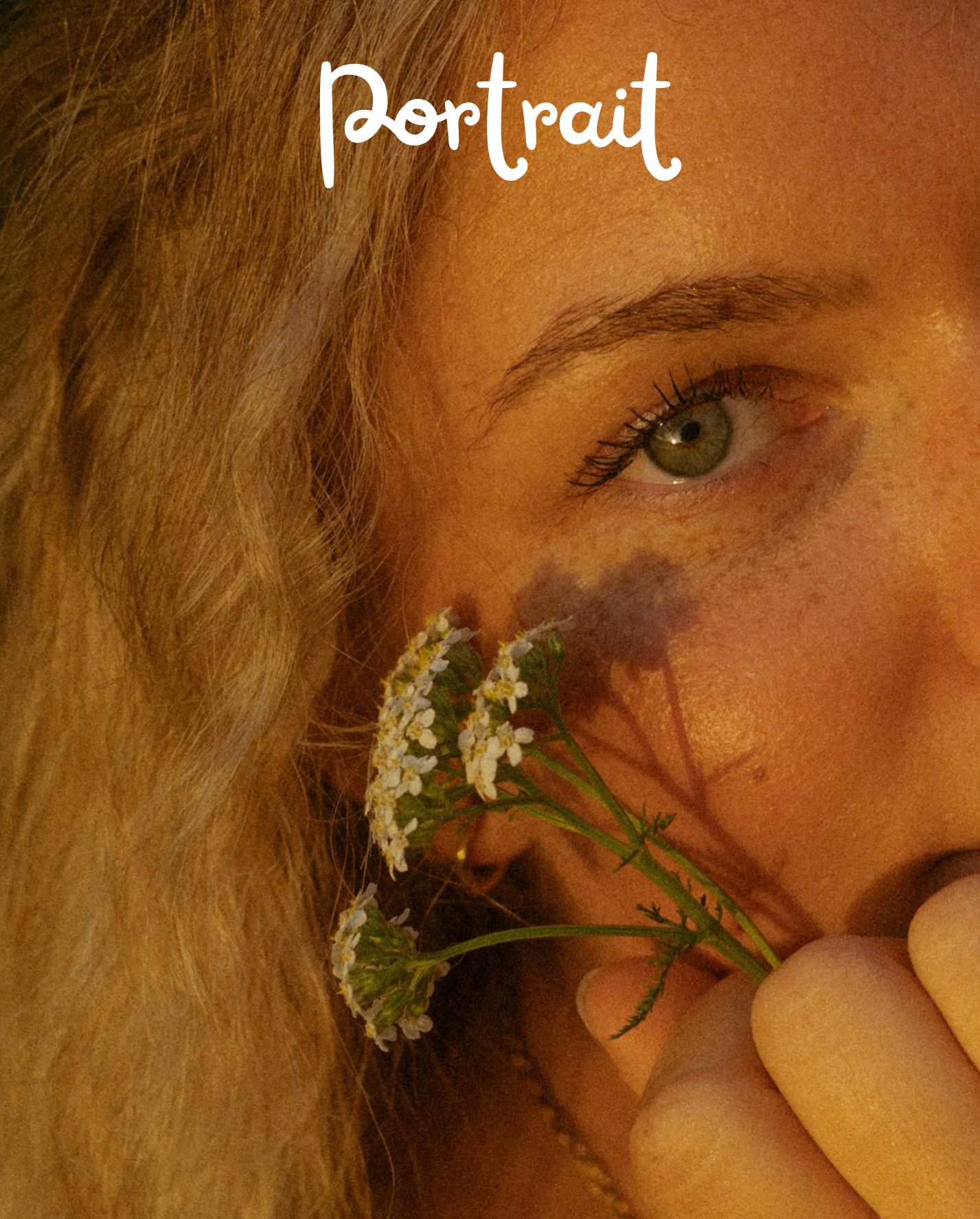 Nahaufnahme eines Gesichtsauszugs mit einem Auge, Haaren und Haut, das nach rechts blickt, mit grünen Pflanzen und weißen kleinen Blumen im Vordergrund. Das Wort 'porträt' ist oben in weißen, handgeschriebener Schrift.