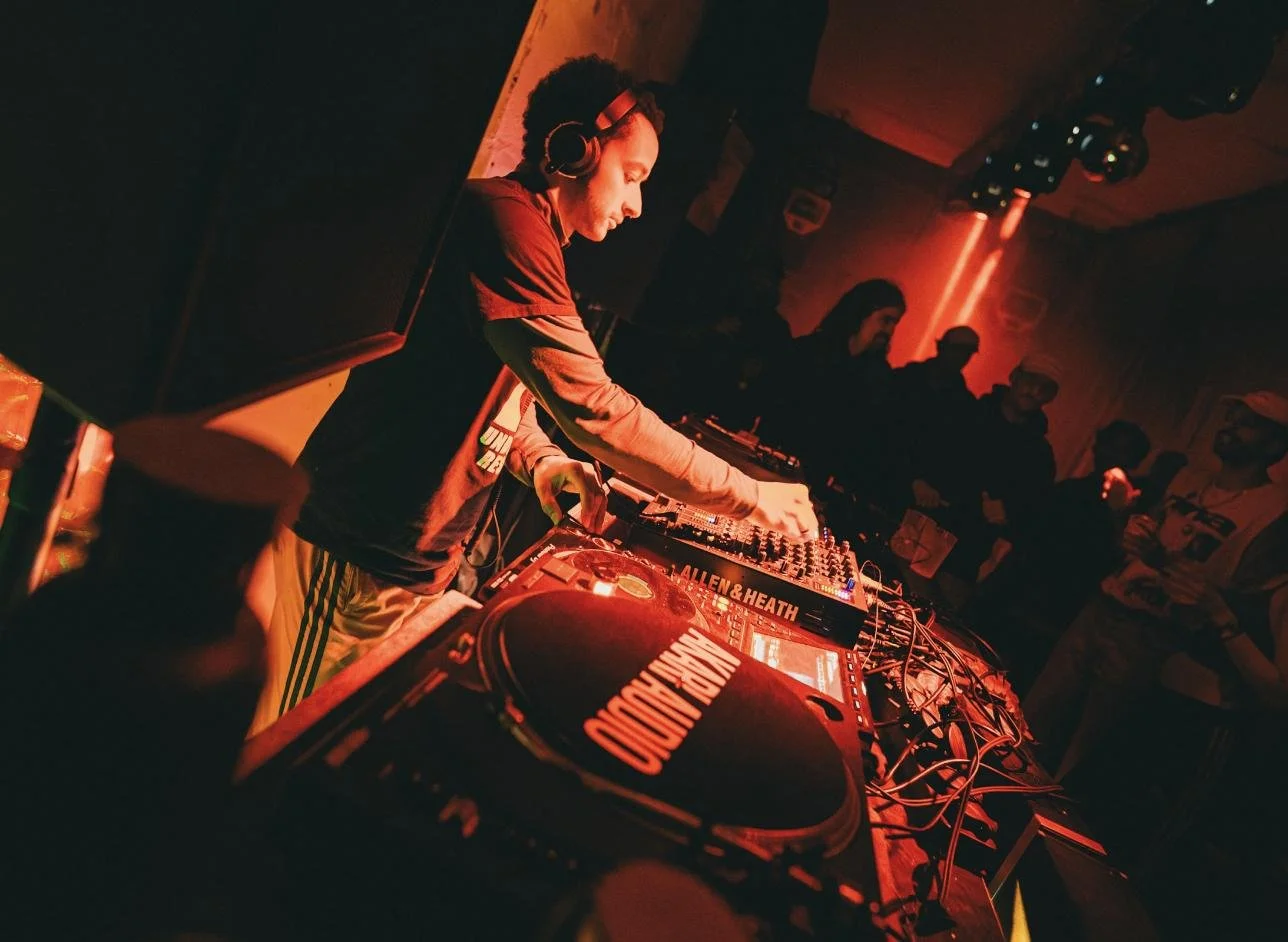 DJ am Pult beim Out of Office Festival 2026