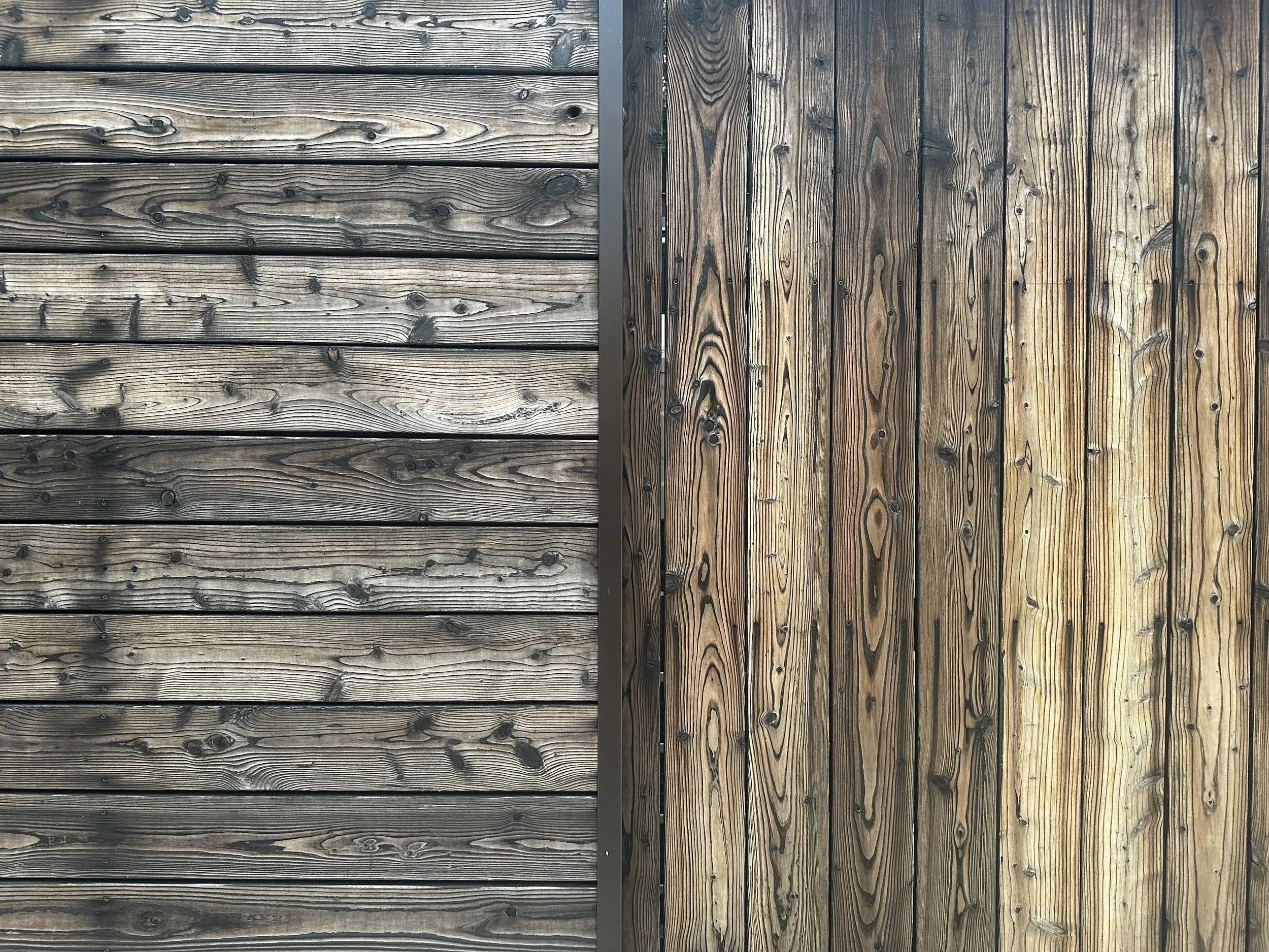 Immagine di due pannelli di legno, uno più chiaro e uno più scuro, affiancati.