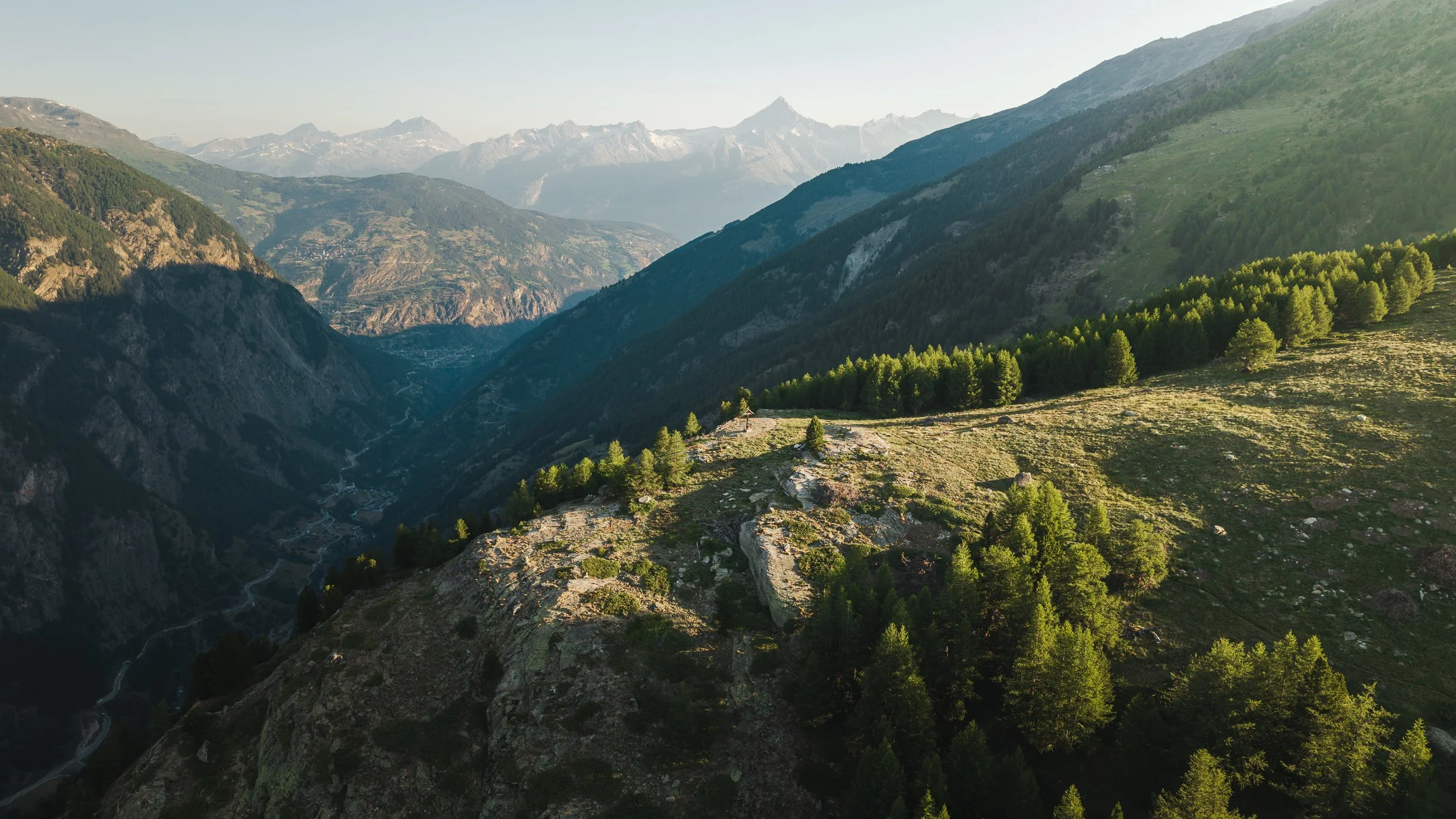 Berglandschaft mit Bergen, Wäldern und Tälern bei Sonnenuntergang