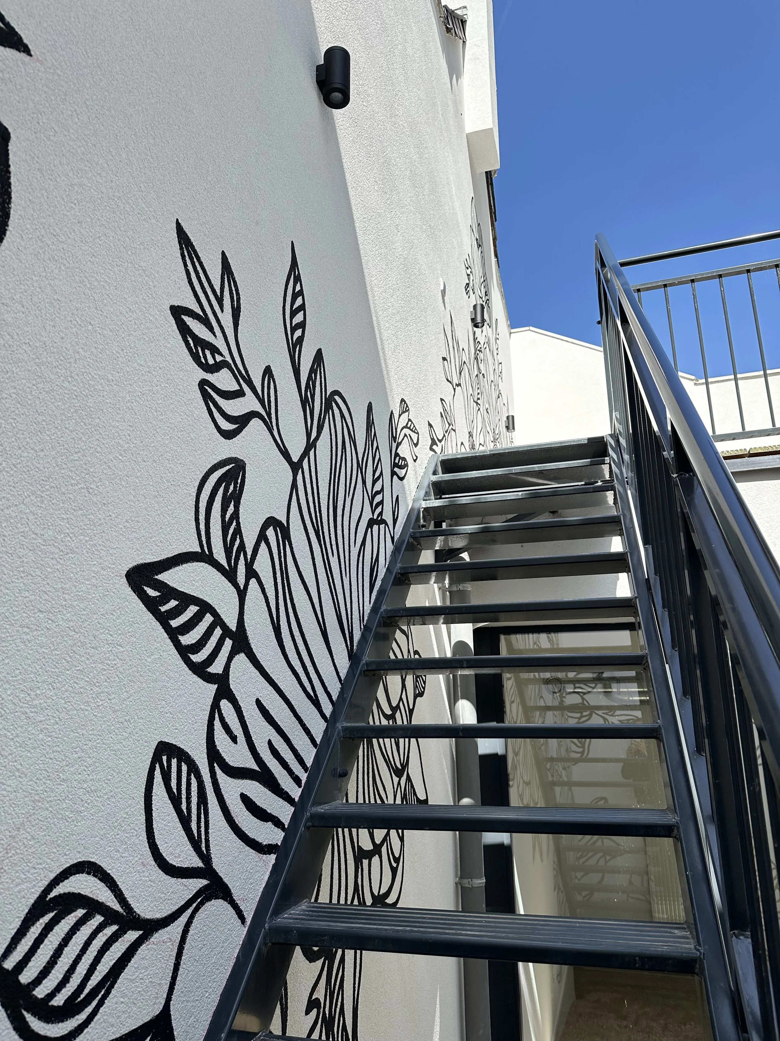 Fresque murale monumentale réalisée dans une cour intérieure par Stéphanie Fontaine à Bruxelles