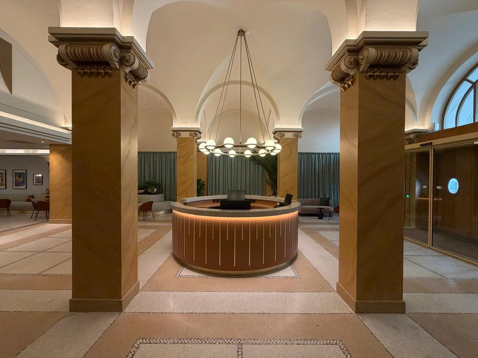 Faux marbres peints à la main par Stéphanie Fontaine artiste pour l'hôtel Marivaux Bruxelles