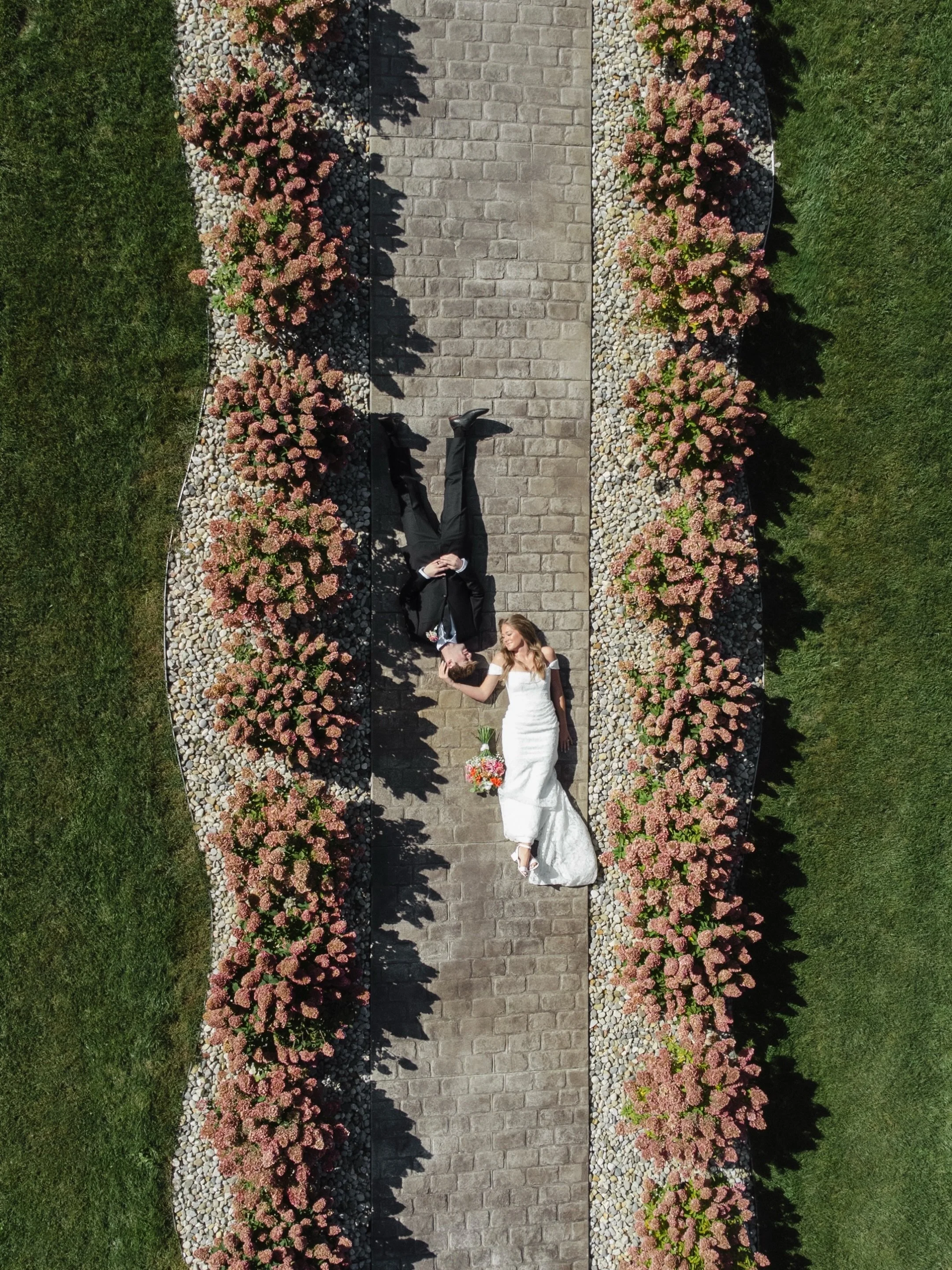 September brought the most beautiful setting for Lauren &amp; Carson&rsquo;s wedding day, with the flowers in full bloom and every little detail feeling like it was meant to be. From the quiet moments to the biggest celebrations, their day was filled