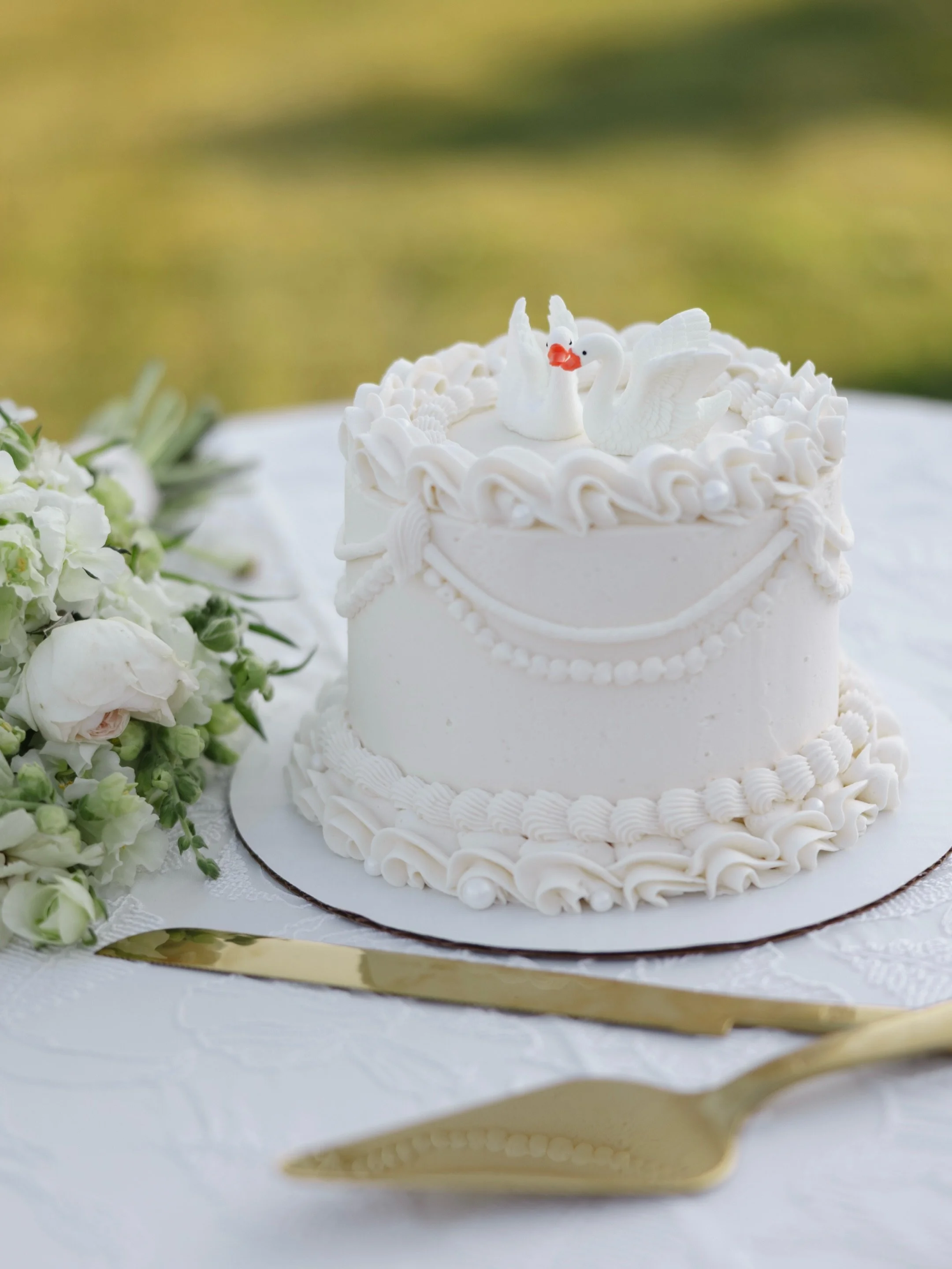 Love is sweet!

Hosts // @paigemetcalfcreative @puresapphireevents @decorateyourwayevents @the_lilley_mansion @lilleyfarm 
Venue // @lilleyfarm 
Planning // @puresapphireevents 
Decor // @decorateyourwayevents 
The Dresses // @timeless_bridal_boutiqu