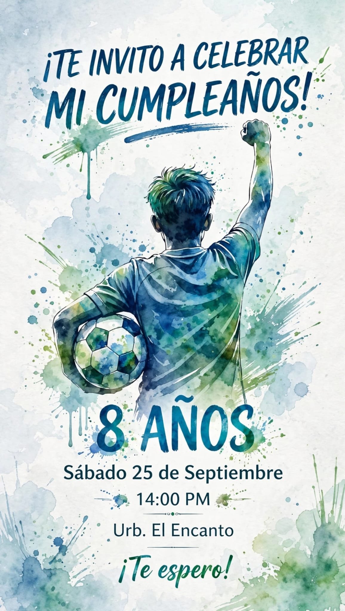 Tarjeta de invitación a una fiesta de cumpleaños de un niño de 8 años con temática de fútbol, en colores azul y verde. Incluye una ilustración de un niño visto desde atrás con una camiseta de fútbol y un balón en las manos, en un fondo tipo acuarela. El texto invita a celebrar el cumpleaños el sábado 25 de septiembre a las 14:00 horas en la Urbanización El Encanto. La invitación termina con la frase '¡Te espero!'.