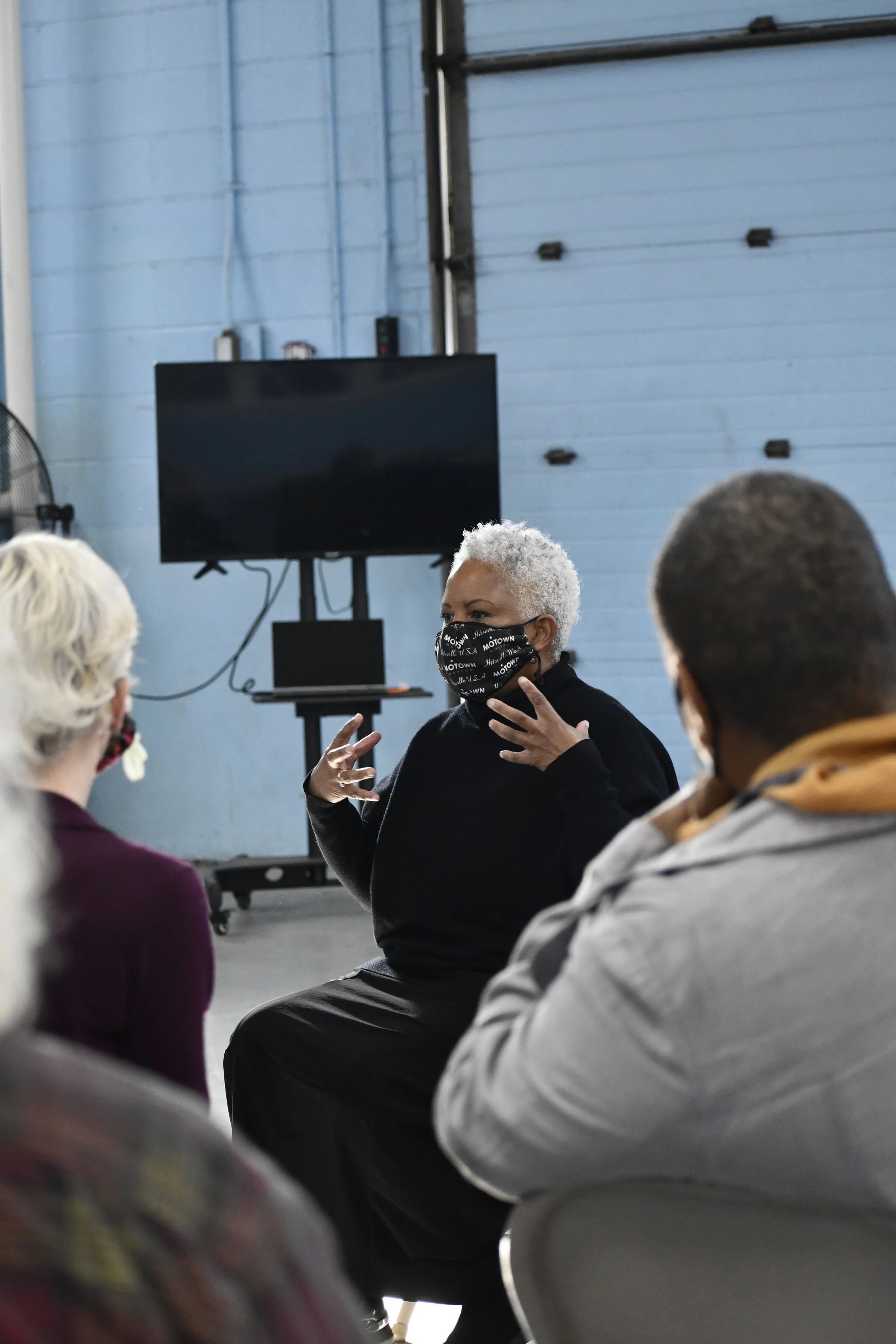  Regina Carter leads a discussion. 