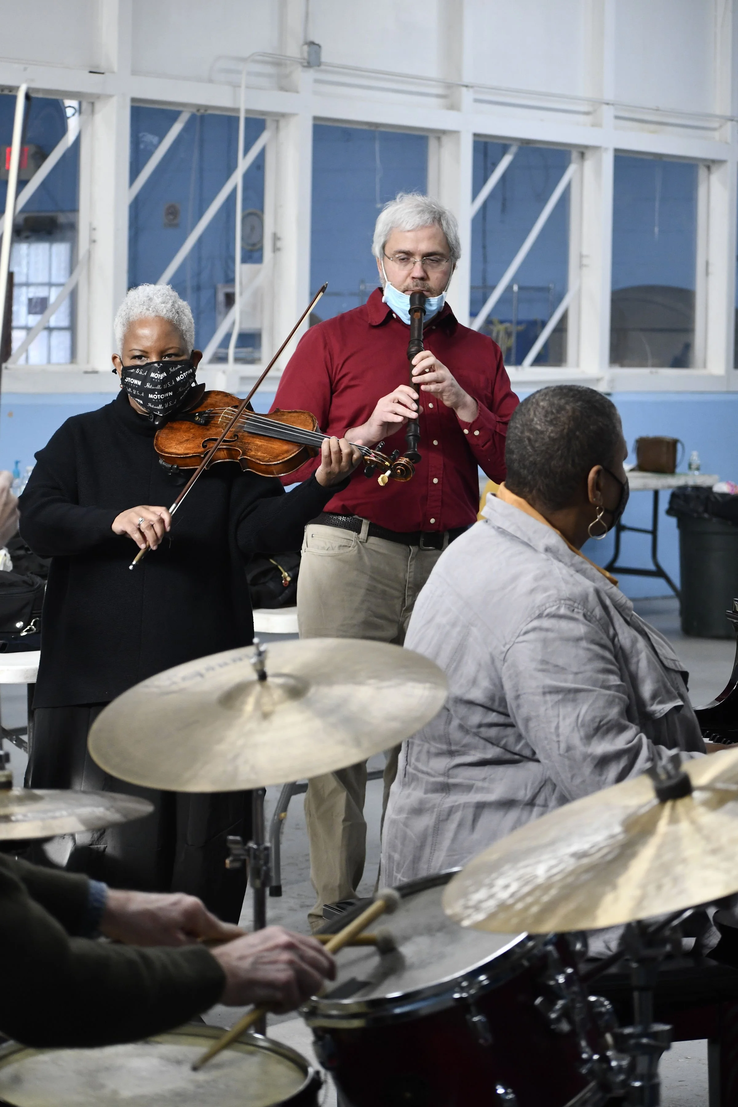  Regina Carter and community members performing. 