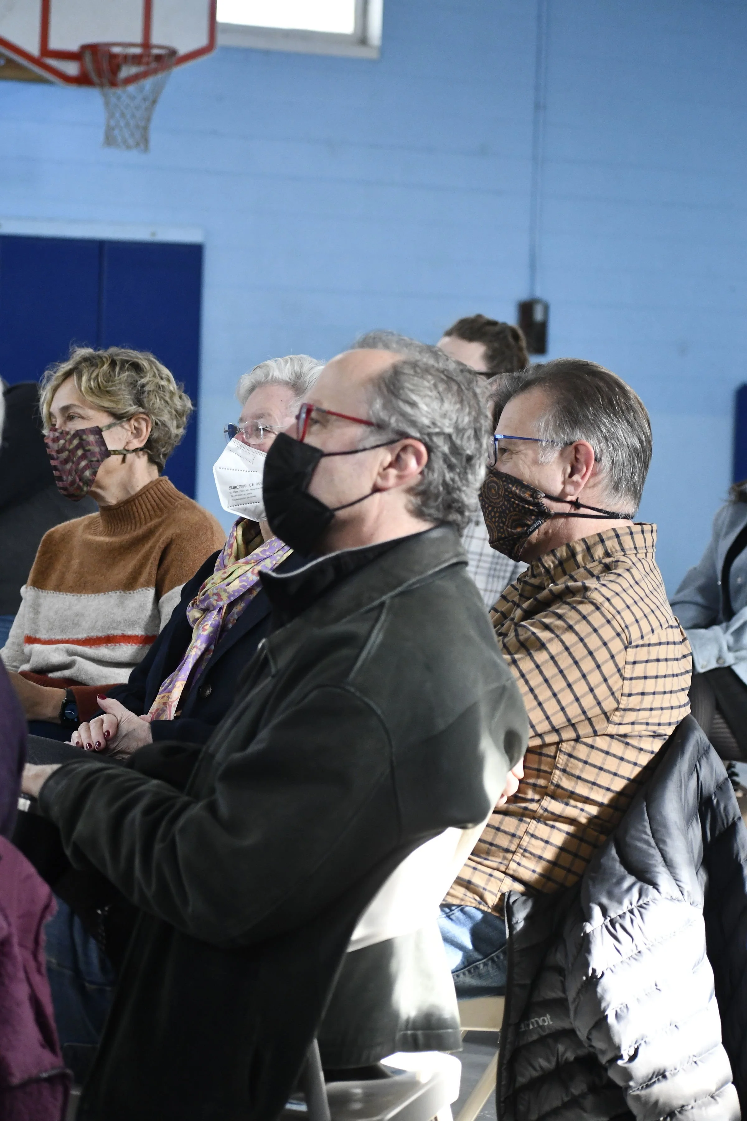  Music Director David Alan Miller and community members observe the workshop. 