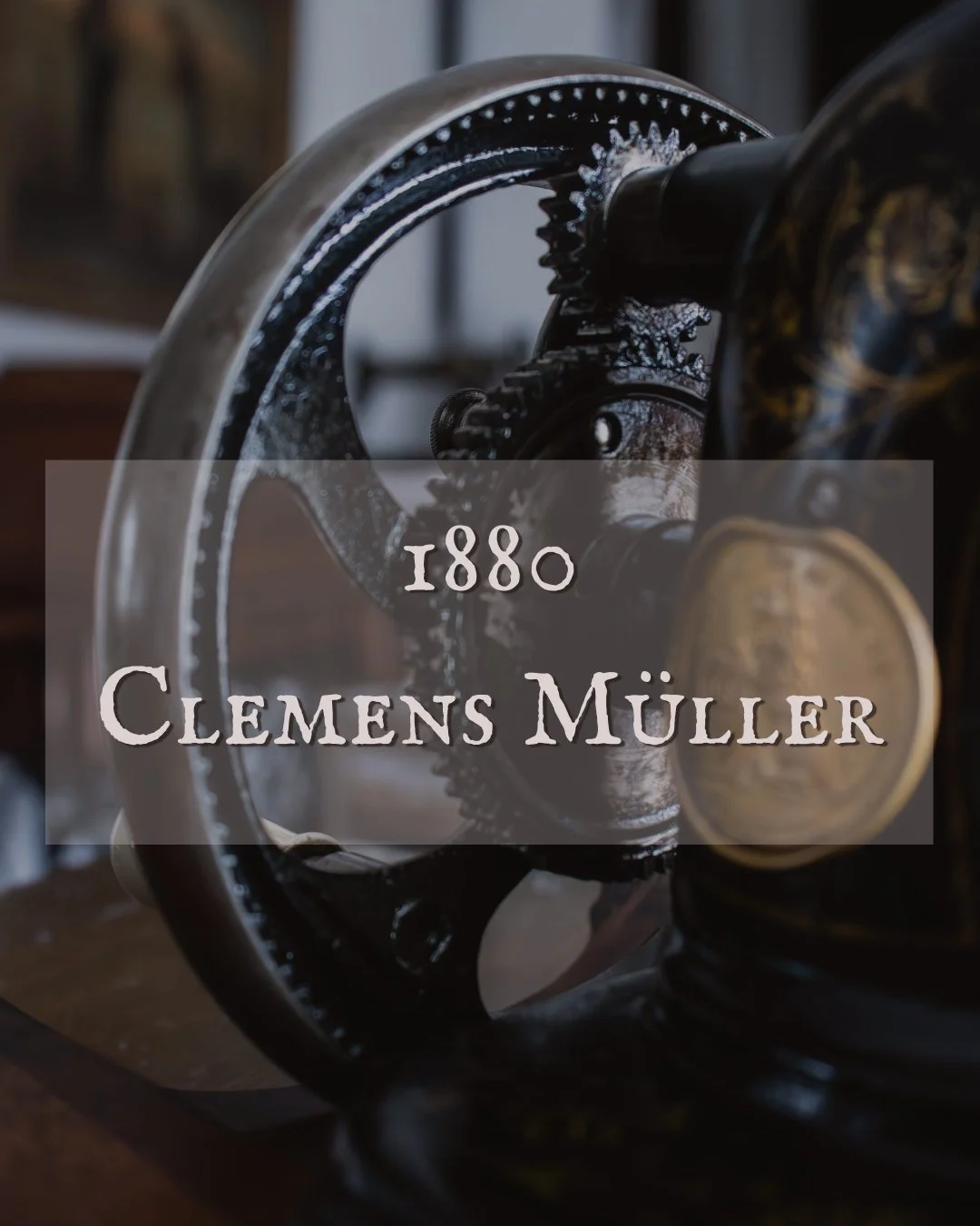 Photo d'une vieille machine à coudre en métal avec une grande roue, accompagnée du texte '1880 Clemens Müller'.