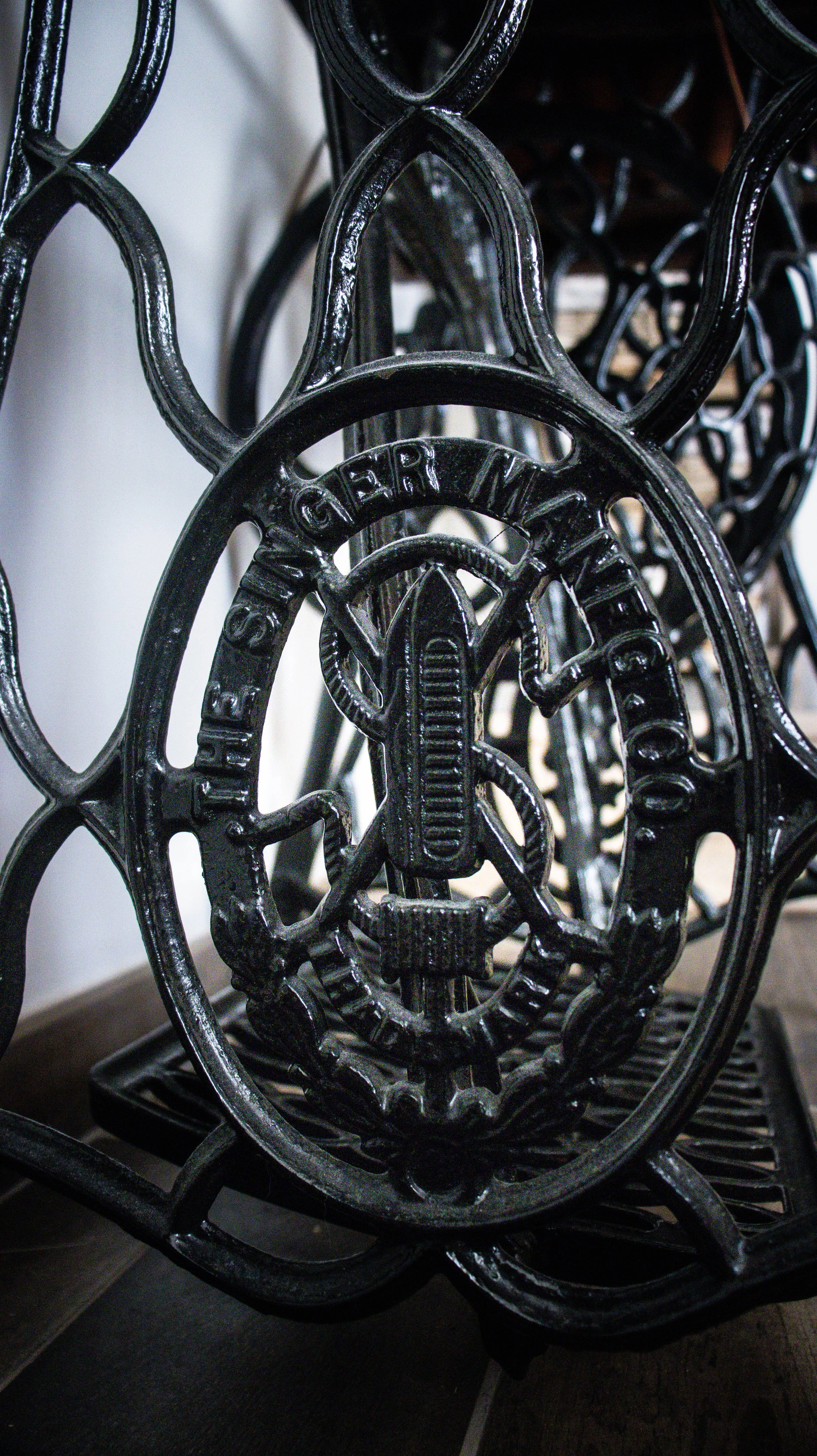 Une sculpture en métal représentant un squelette avec un casque, exposée dans une galerie d'art.