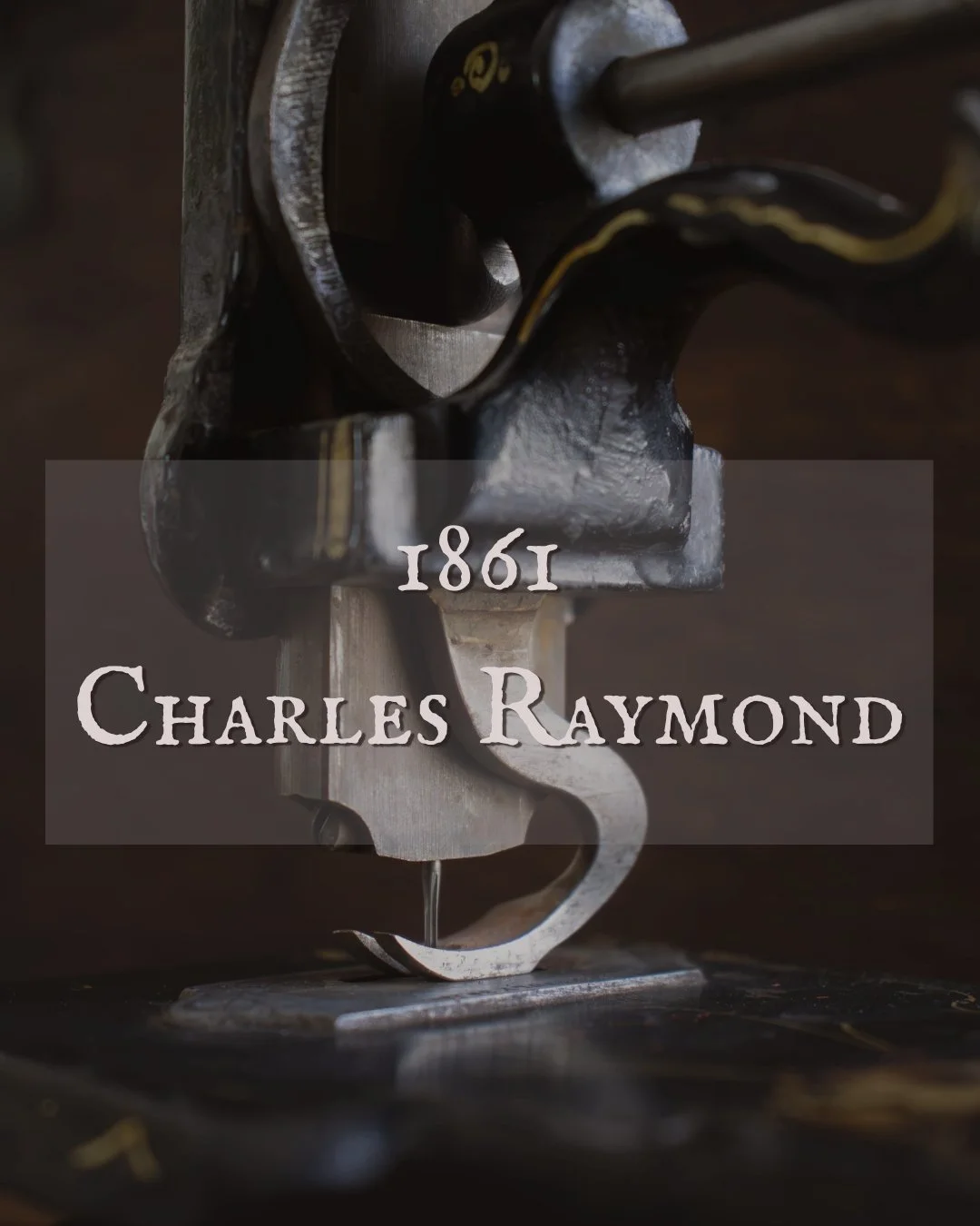 Une ancienne machine à coudre en métal noir avec des détails en or, date 1861, du texte indiquant Charles Raymond.