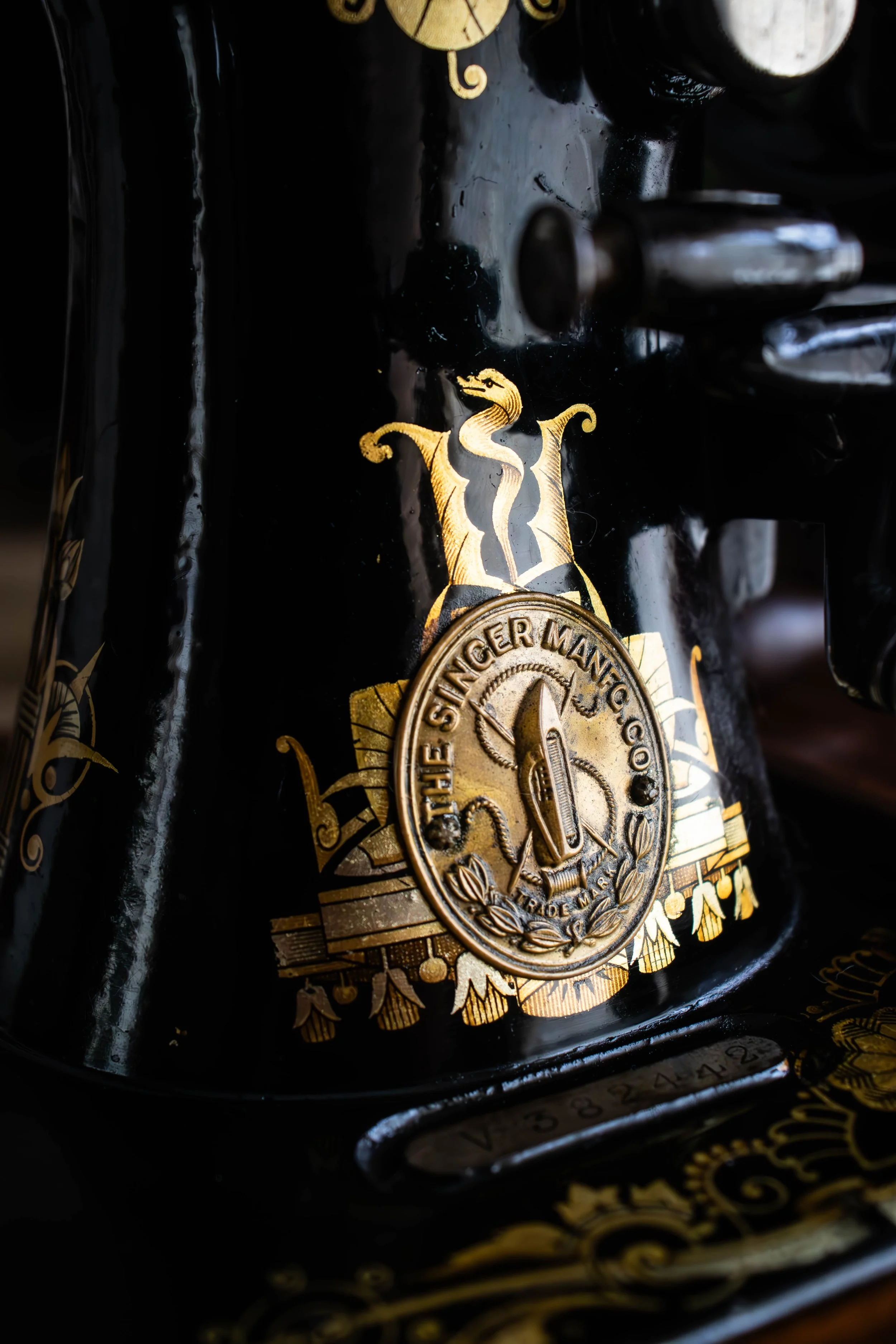 Une bouteille de whisky Singe Mannoch, en verre noir avec une étiquette dorée et un logo représentant un singe, des détails dorés et une décoration élégante.