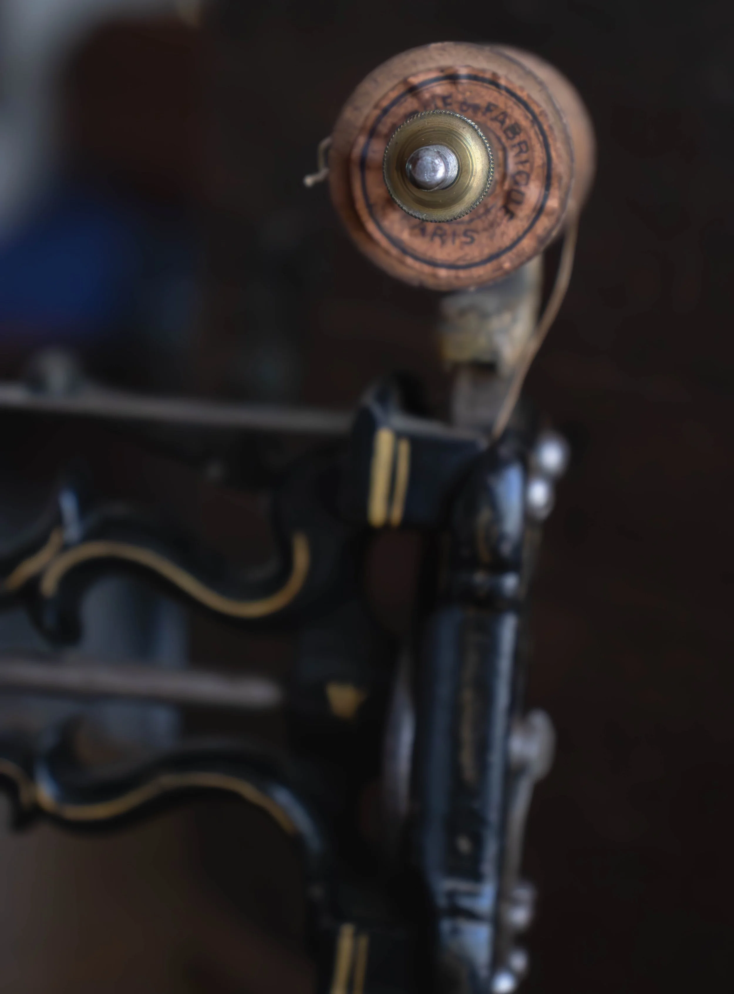 Vue en plongée d'une bobine de fil de couture ancienne